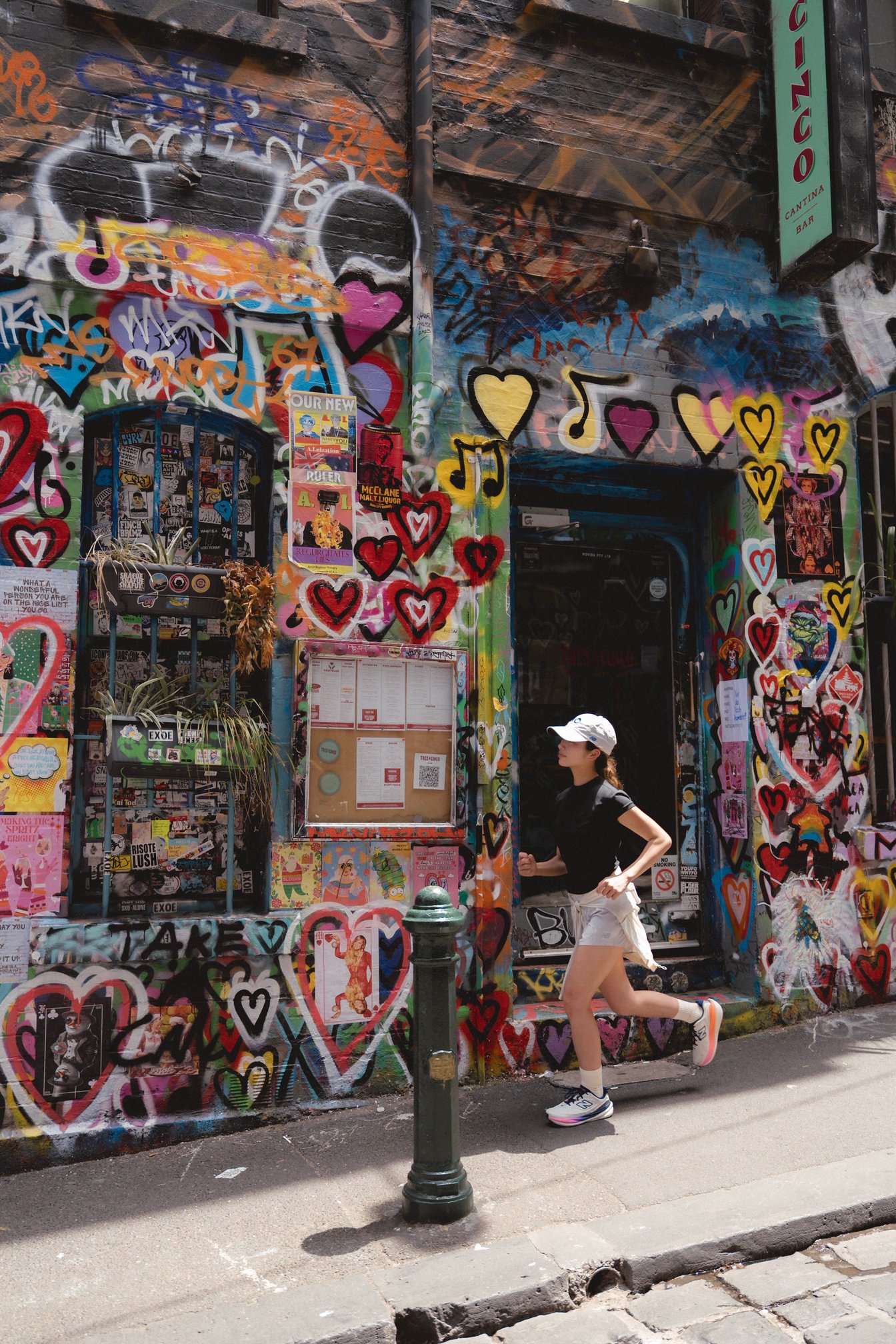 ストリートアートの街を走る矢部ユウナ