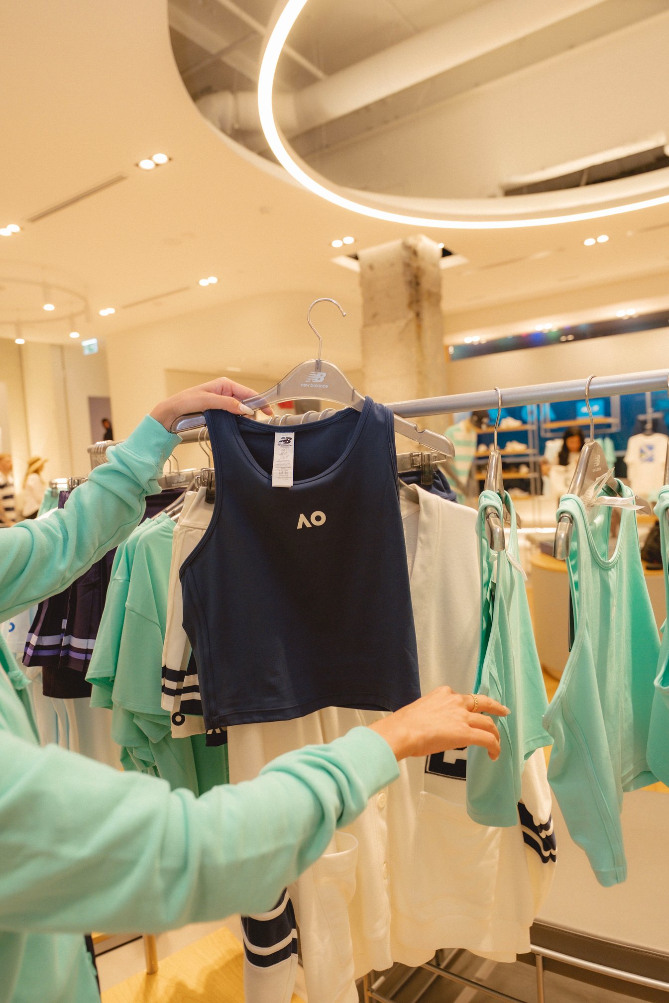 ニューバランスの店内を物色する矢部ユウナ