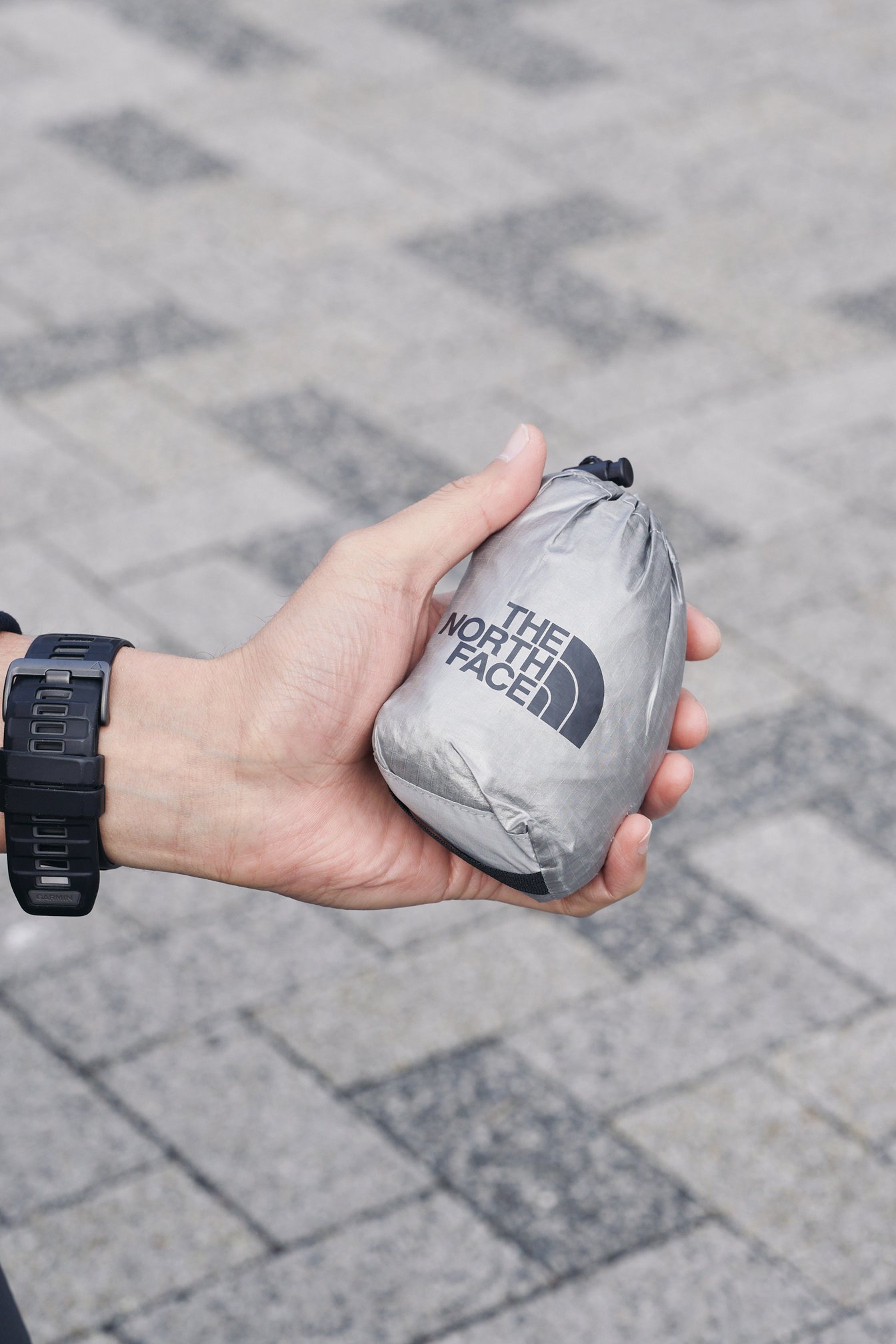 グレーのパッカブルジャケット