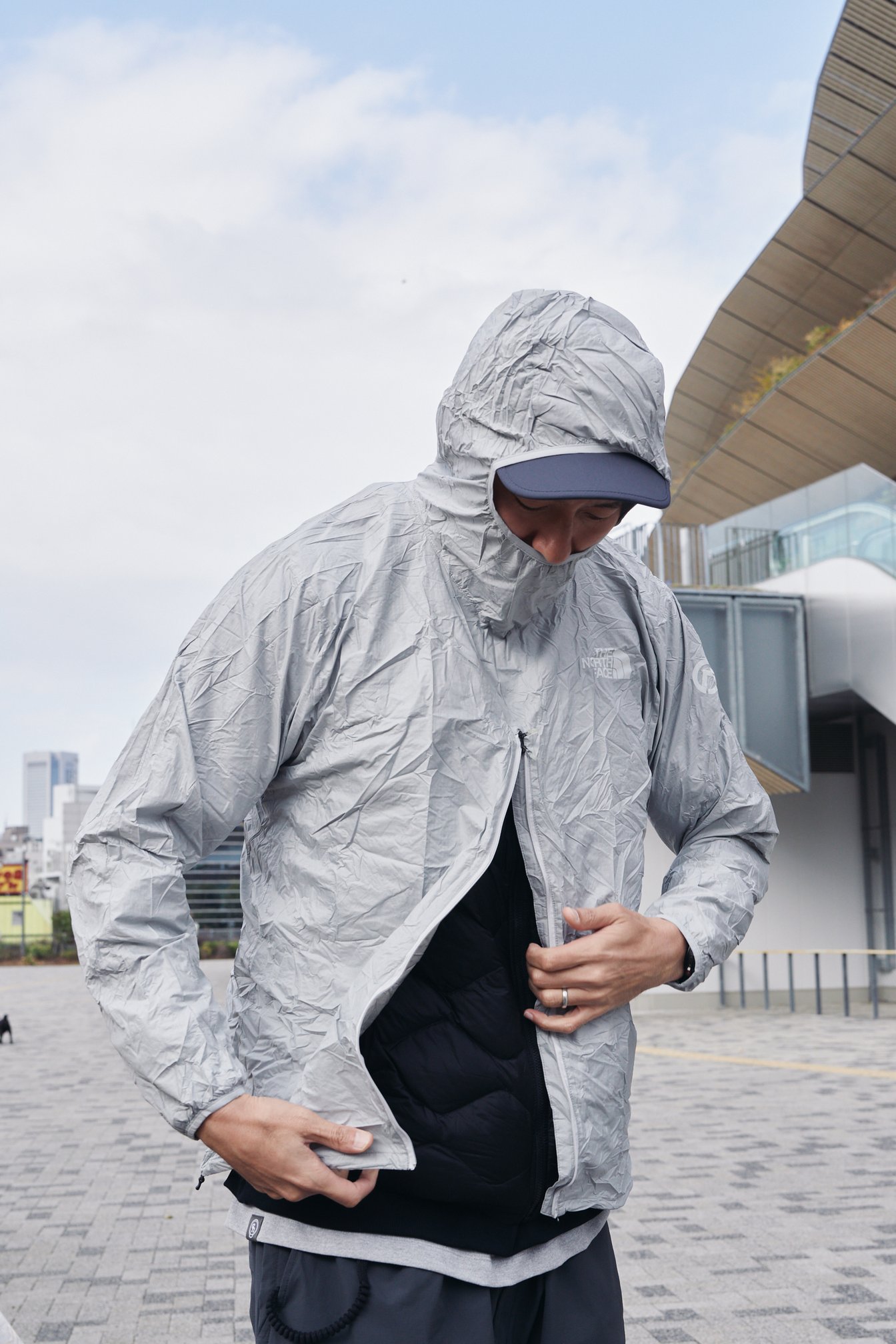 グレーのジャケットを着た牧野さん