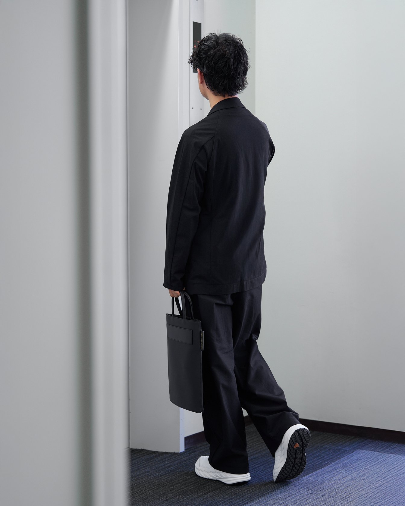 テアトラのセットアップを着たモデル