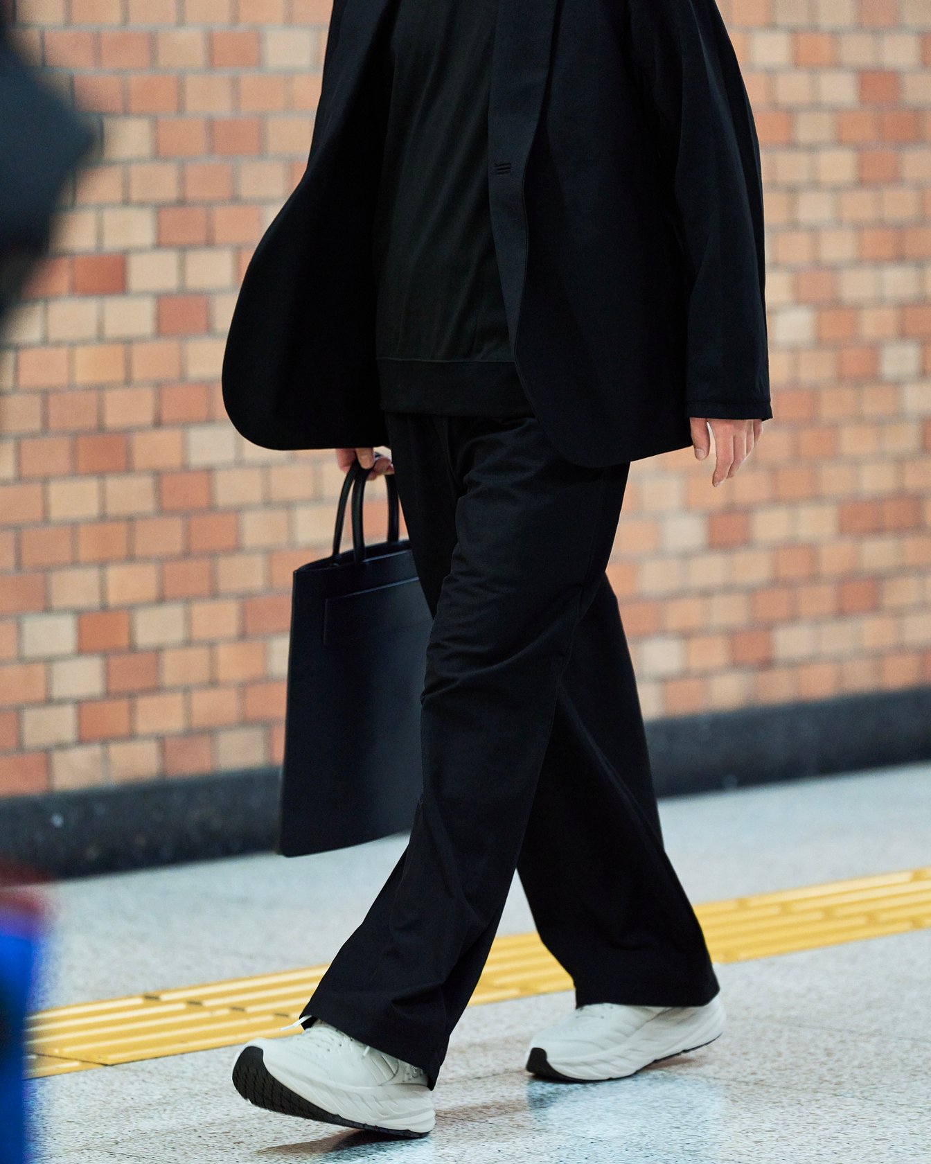 テアトラのセットアップを着たモデル