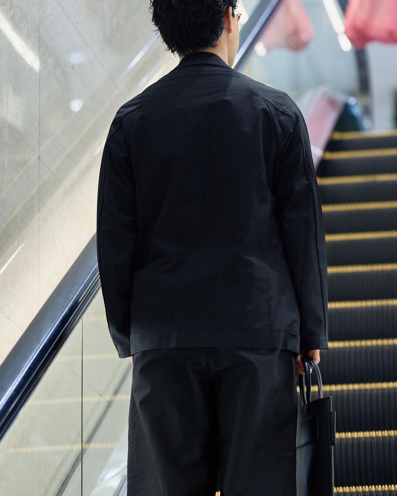 テアトラのセットアップを着たモデル