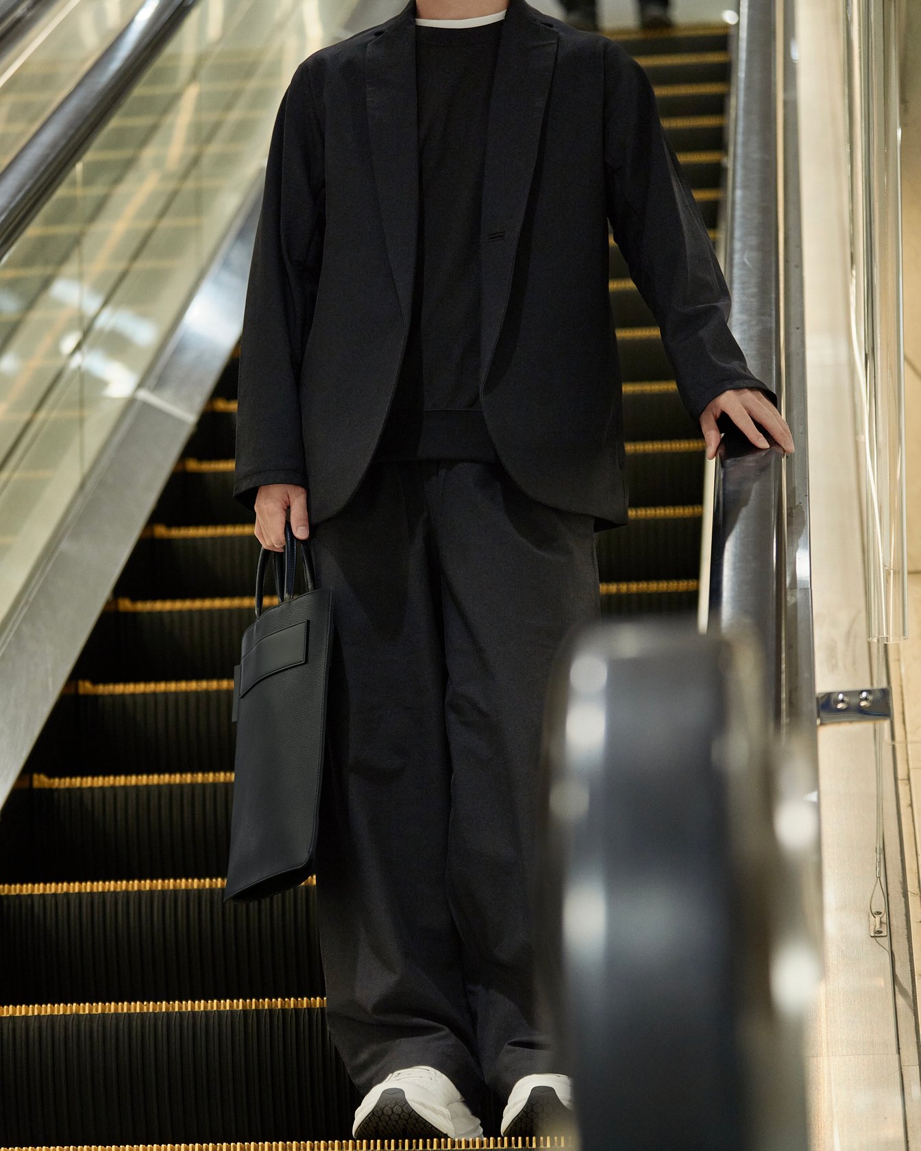 テアトラのセットアップを着たモデル