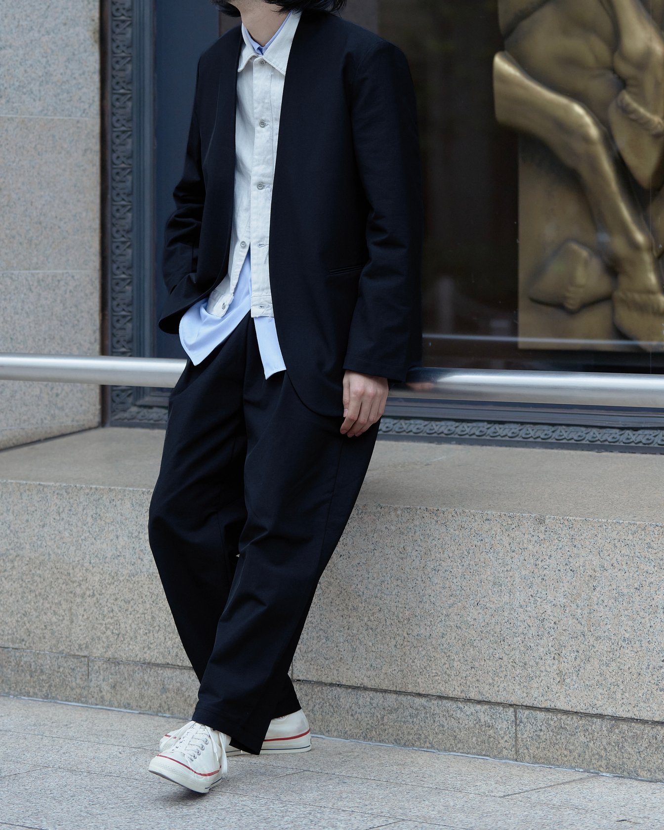 テアトラのセットアップを着たモデル