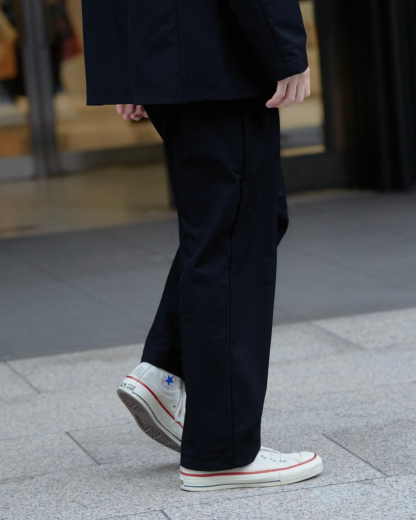 テアトラのセットアップを着たモデル