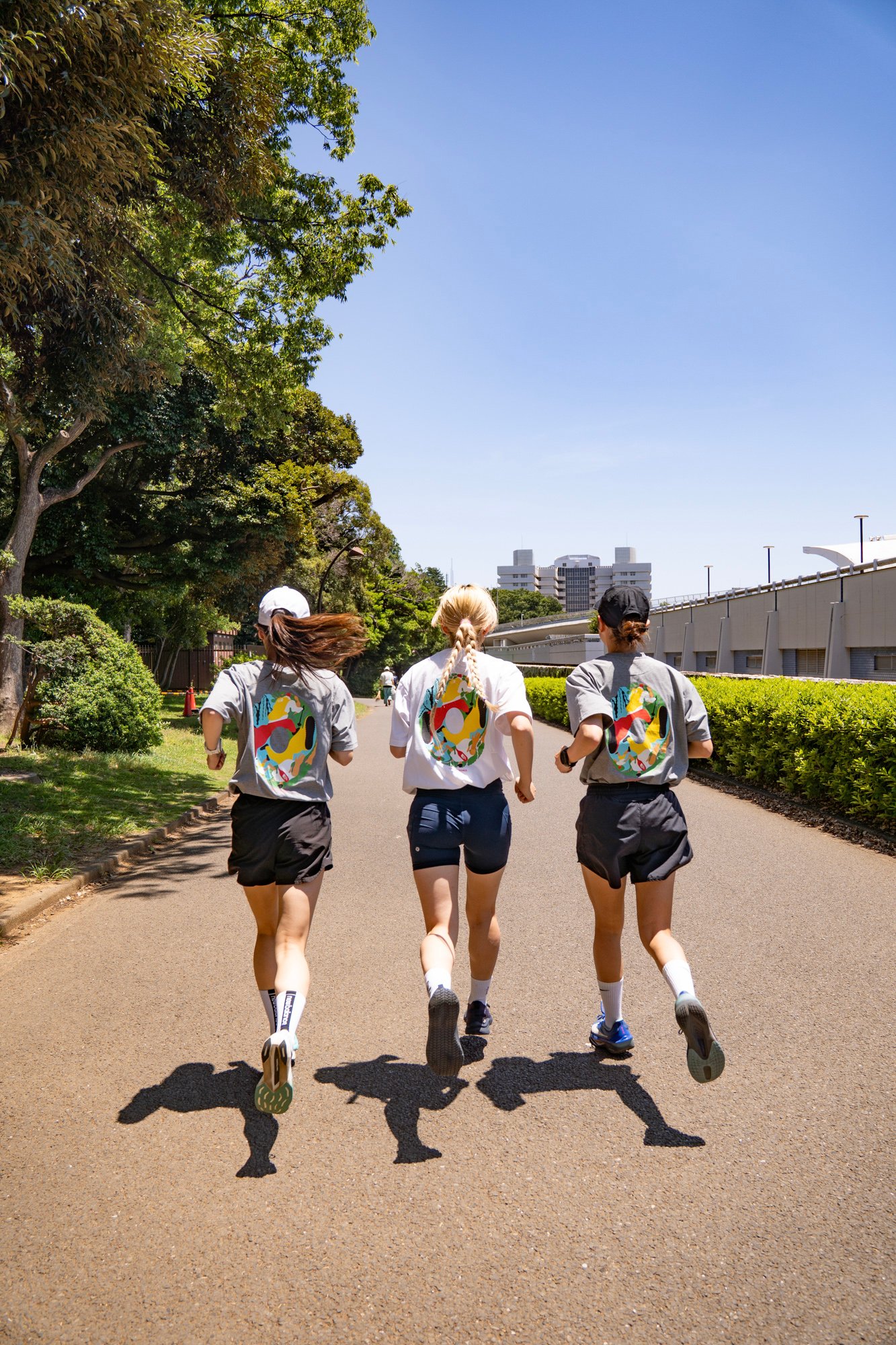 走る女性の後ろ姿
