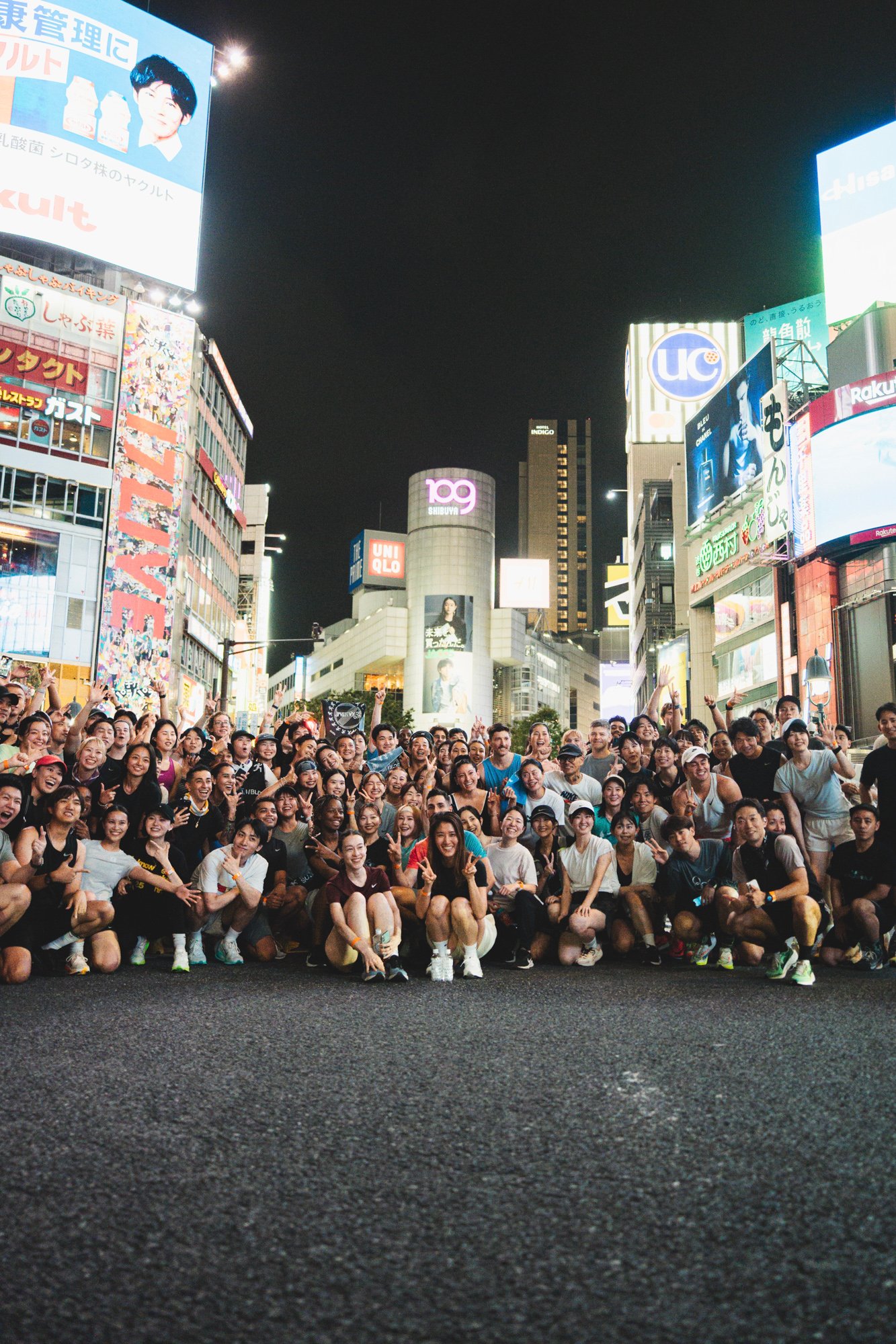 渋谷109をバックにしたランニングコミュニティの集合写真