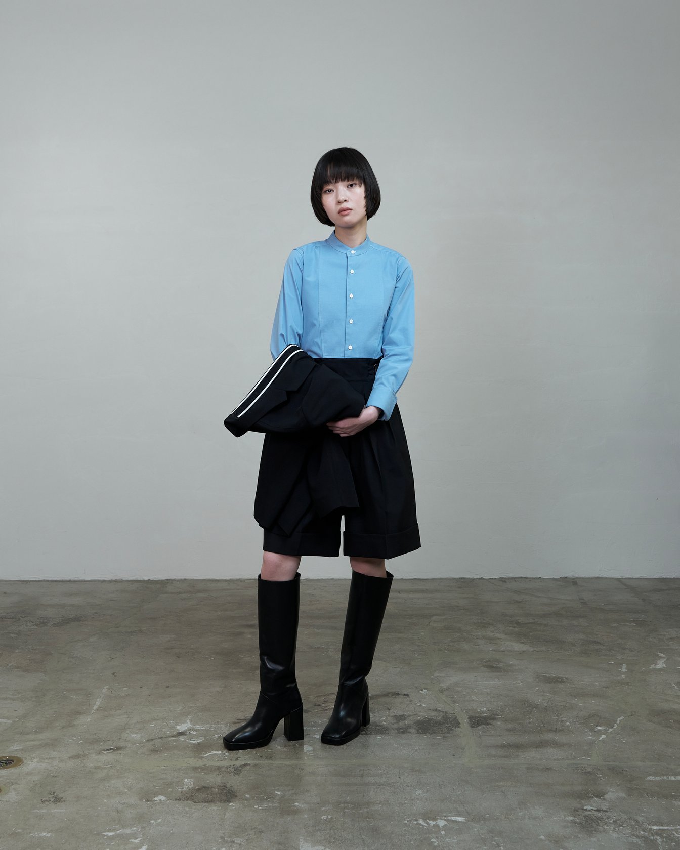 リラクスの洋服を着たモデル