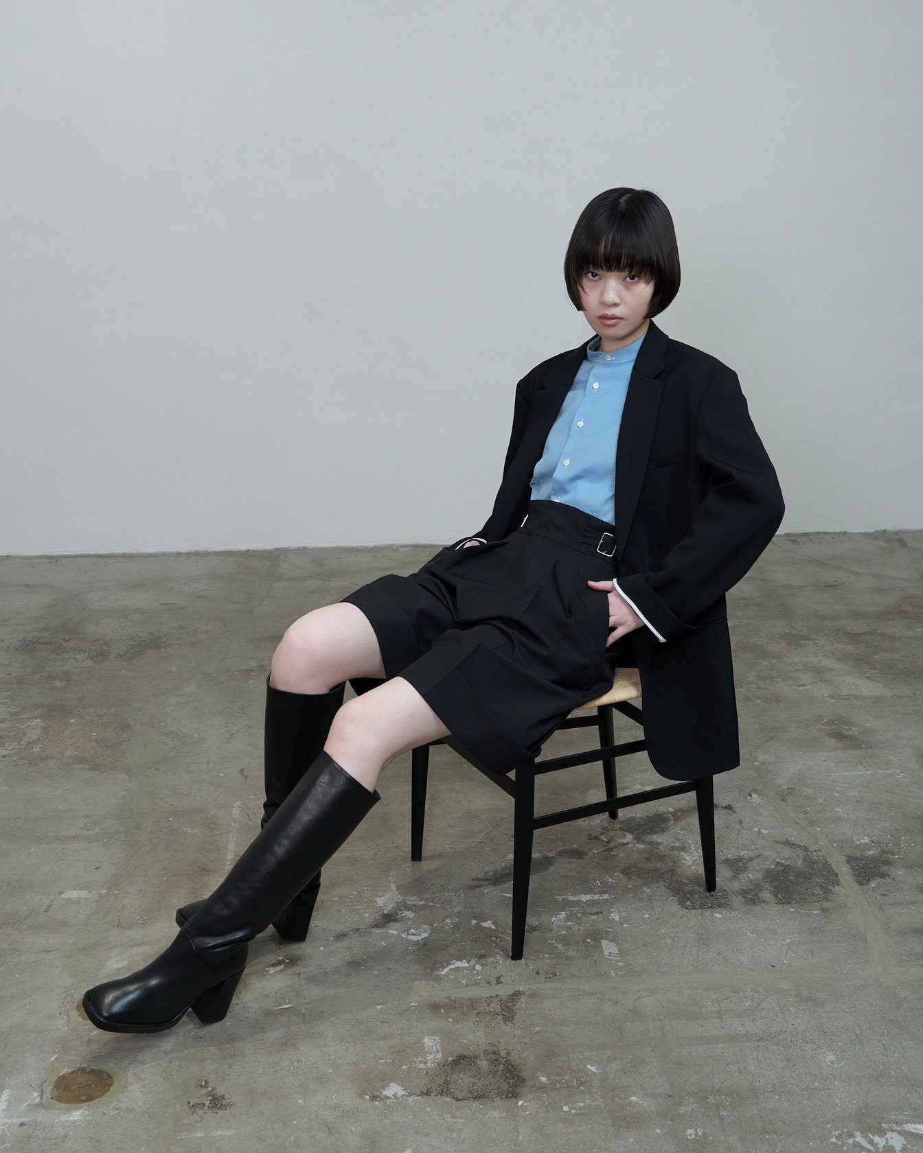 リラクスの洋服を着たモデル