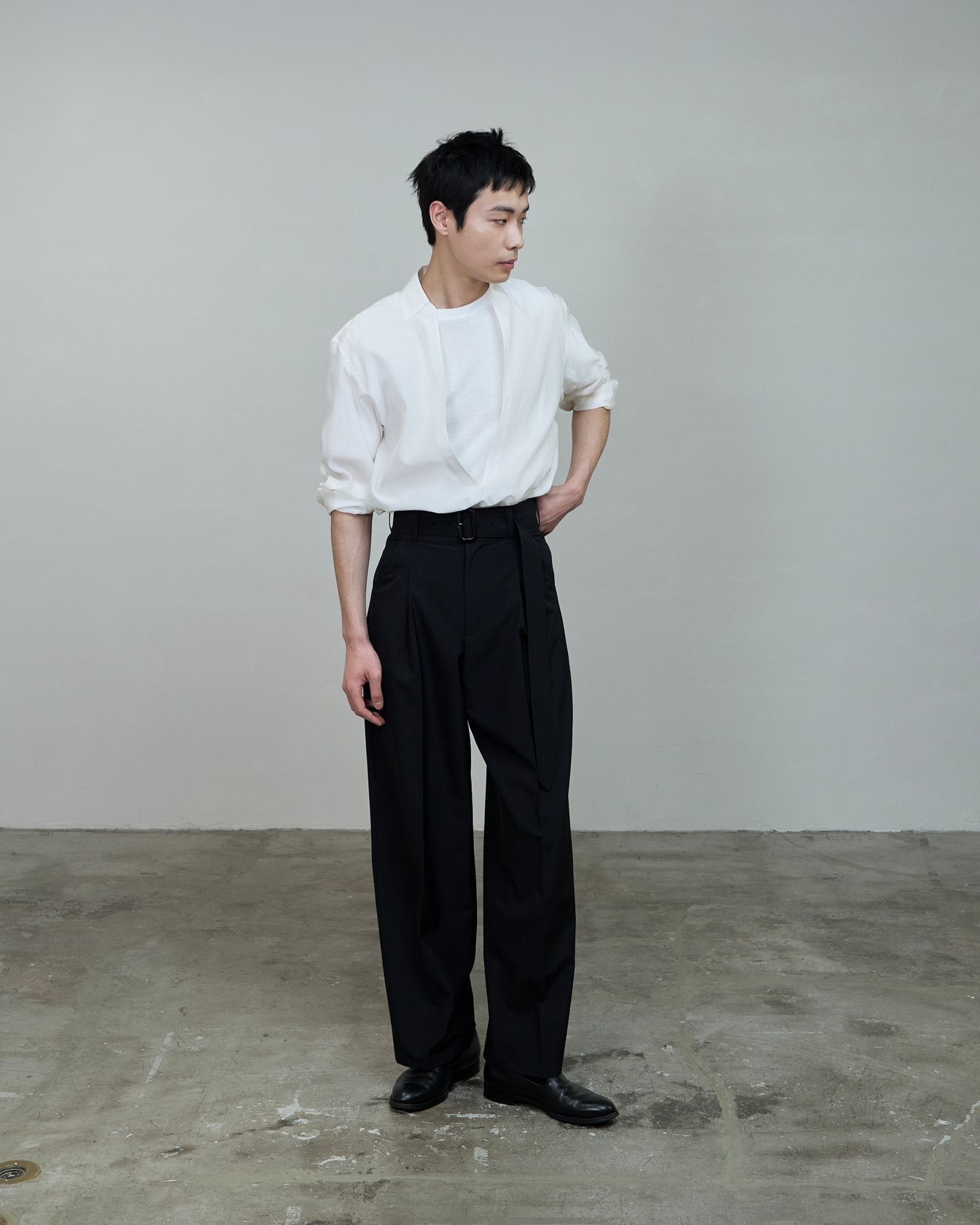 リラクスの洋服を着たモデル