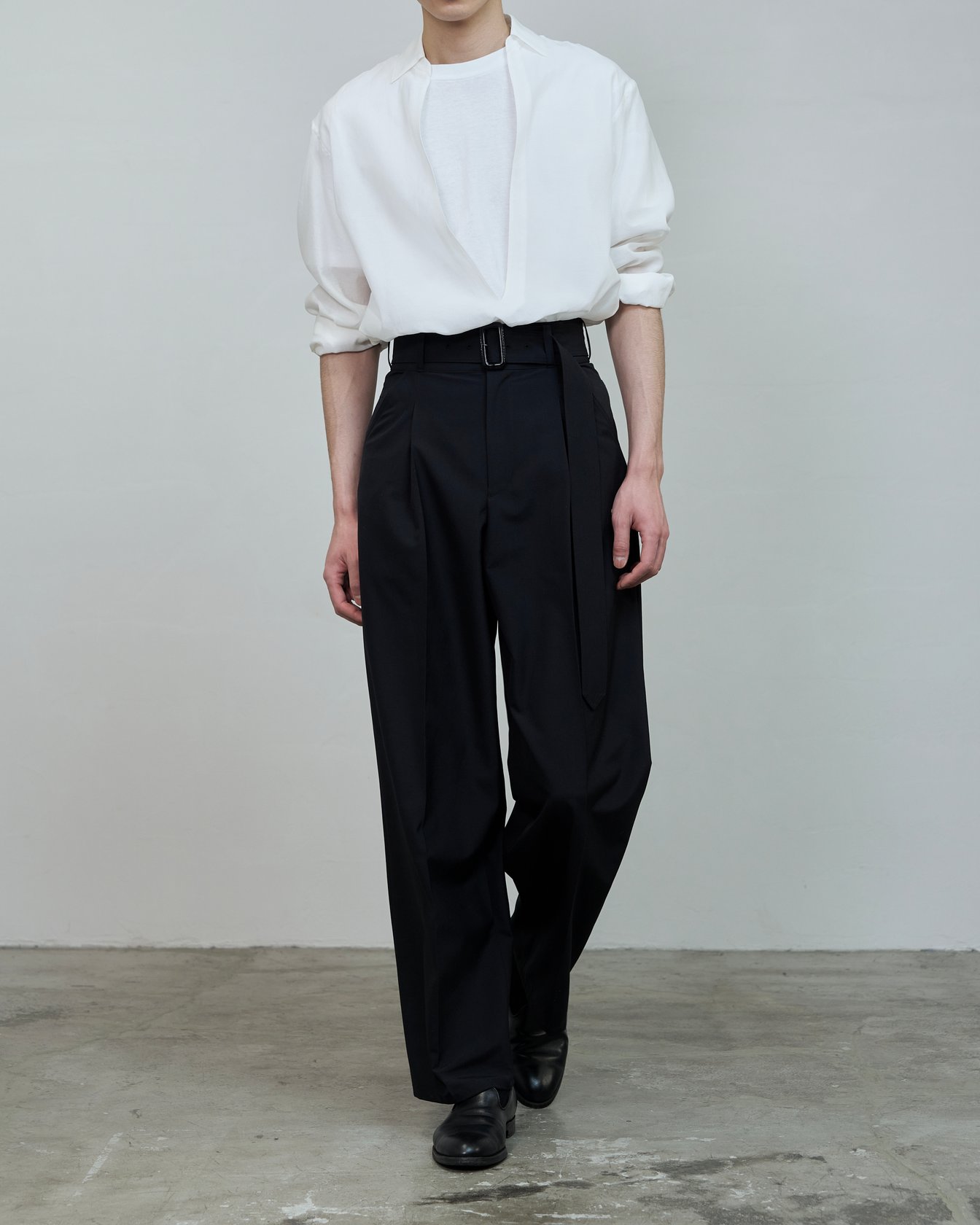 リラクスのベルテッドワイドパンツ