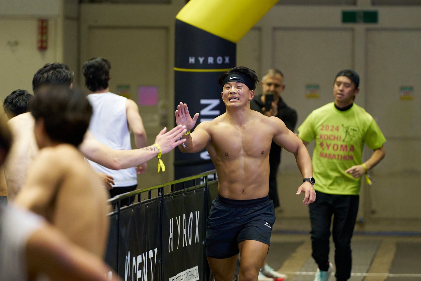 ハイタッチをするランナー