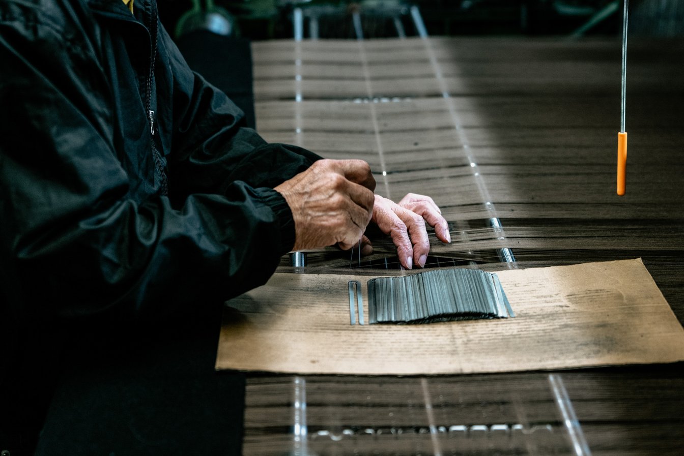 経糸のセットも職人が手作業で対応