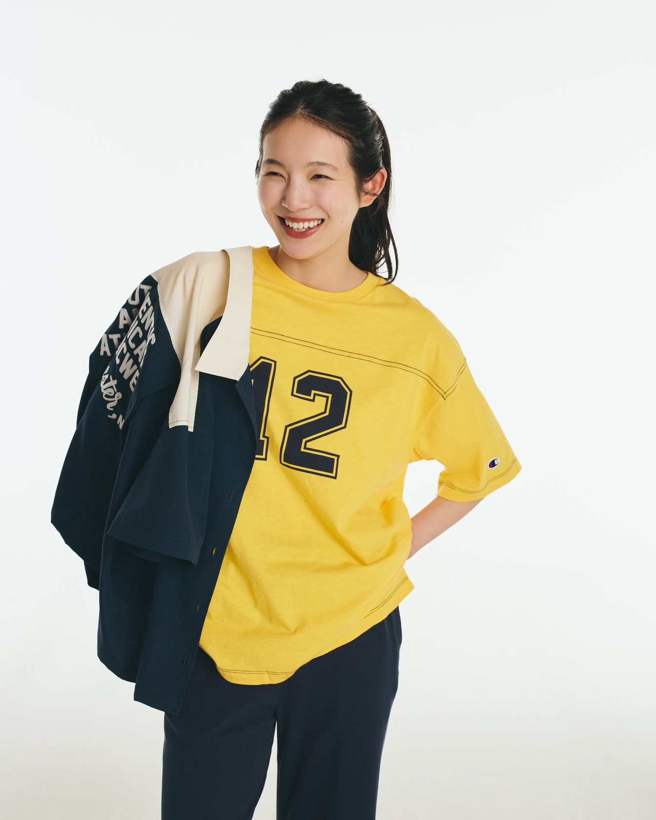 チャンピオン2026年春夏コレクションを着る在原みゆ紀