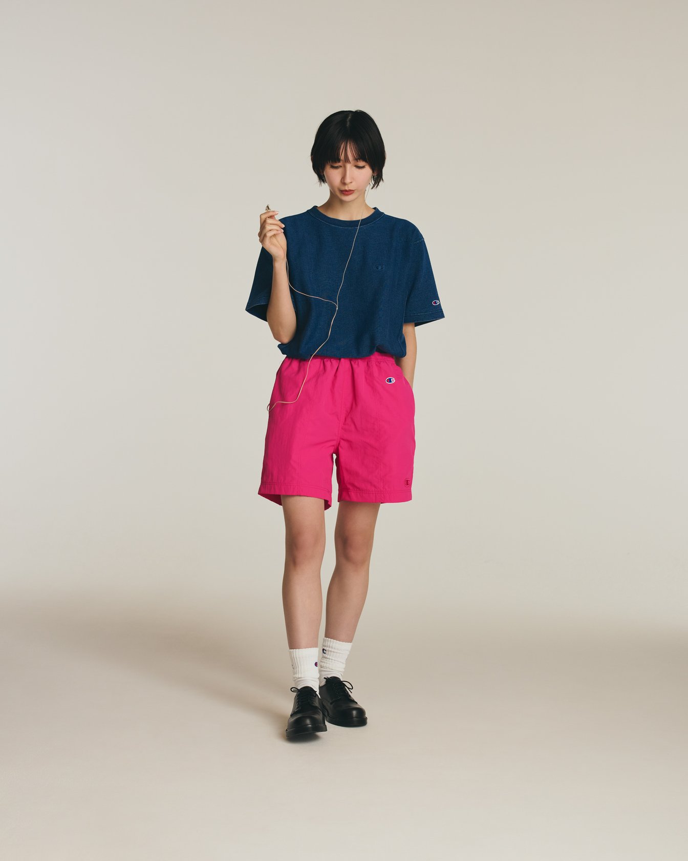 チャンピオン2026年春夏コレクションを着る池田アリス