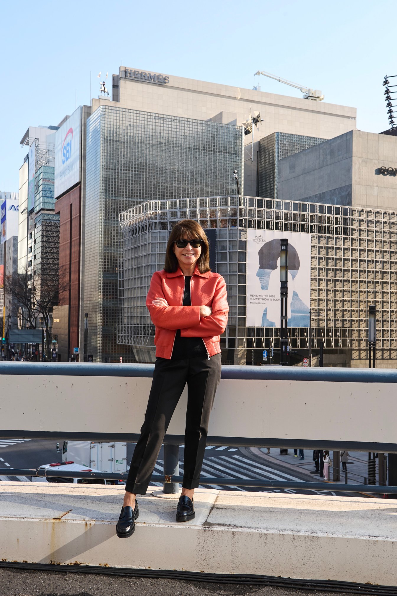 ヴェロニク・ニシャニアン　東京にて「銀座メゾンエルメス」を背に