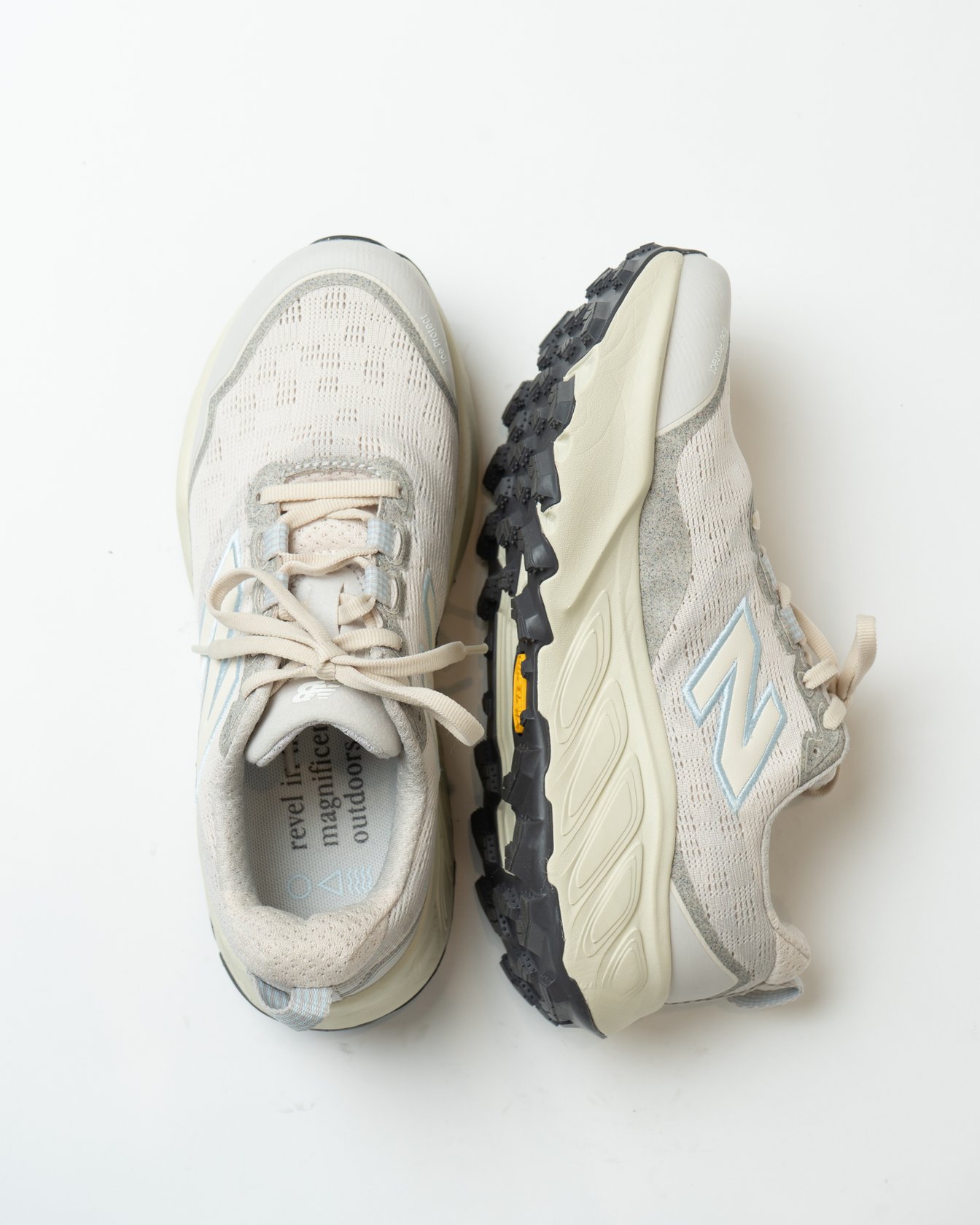 グレーのランニングシューズ