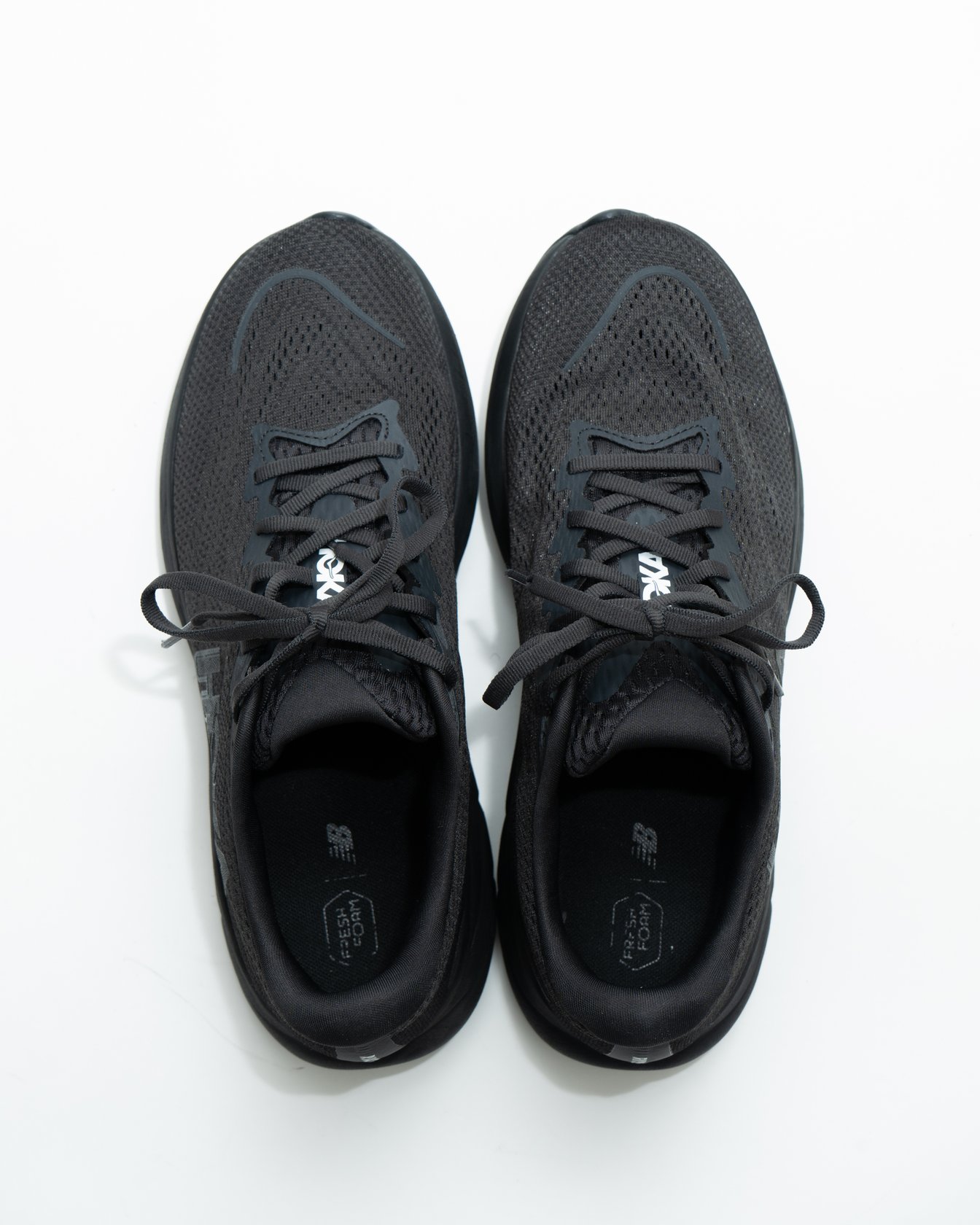 黒いランニングシューズ