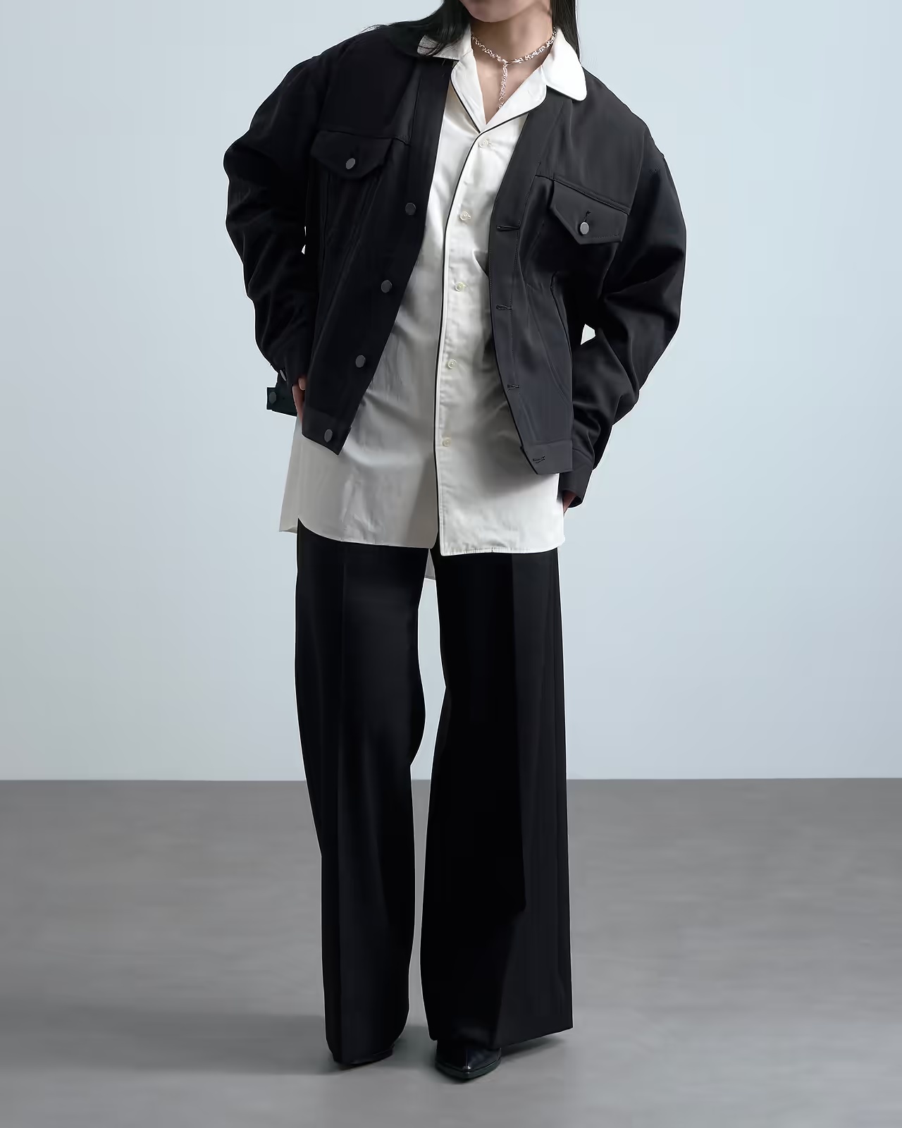 ヨシオクボのノーカラージャケットを着たモデル