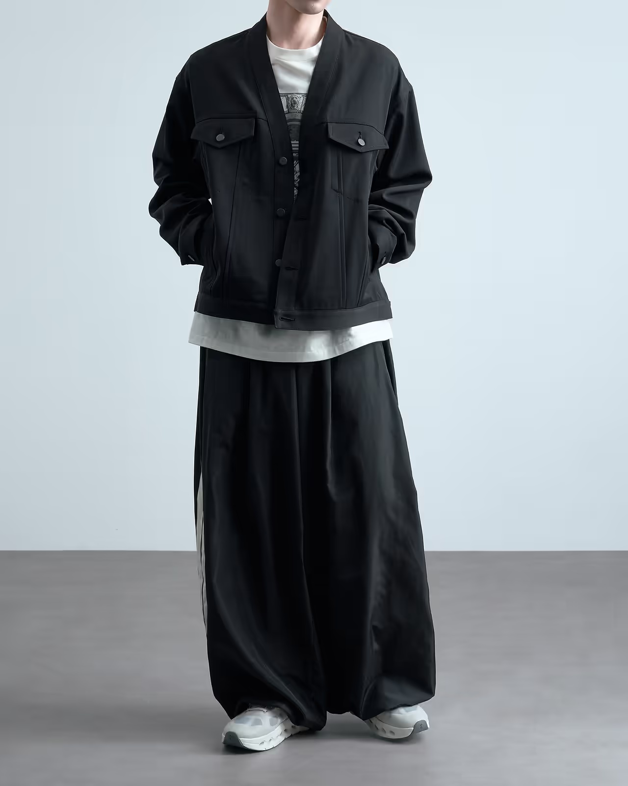 ヨシオクボのノーカラージャケットを着たモデル