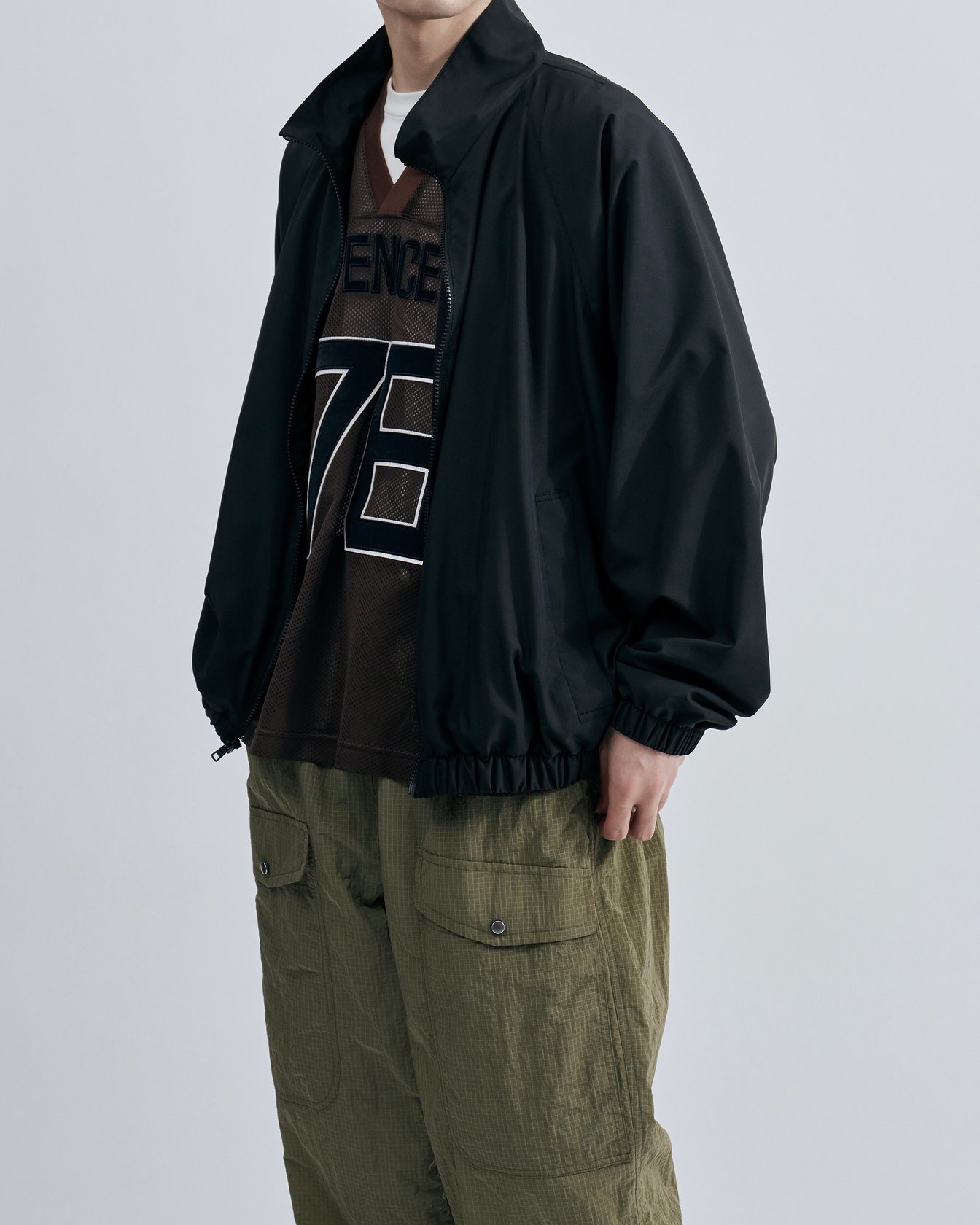 「N.ハリウッド」のナイロンジャケットを着たモデル