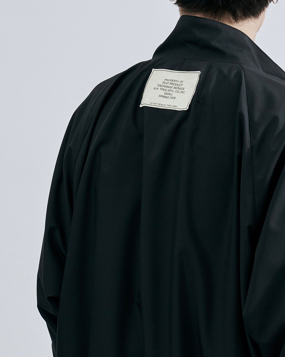 「N.ハリウッド」のナイロンジャケットを着たモデル