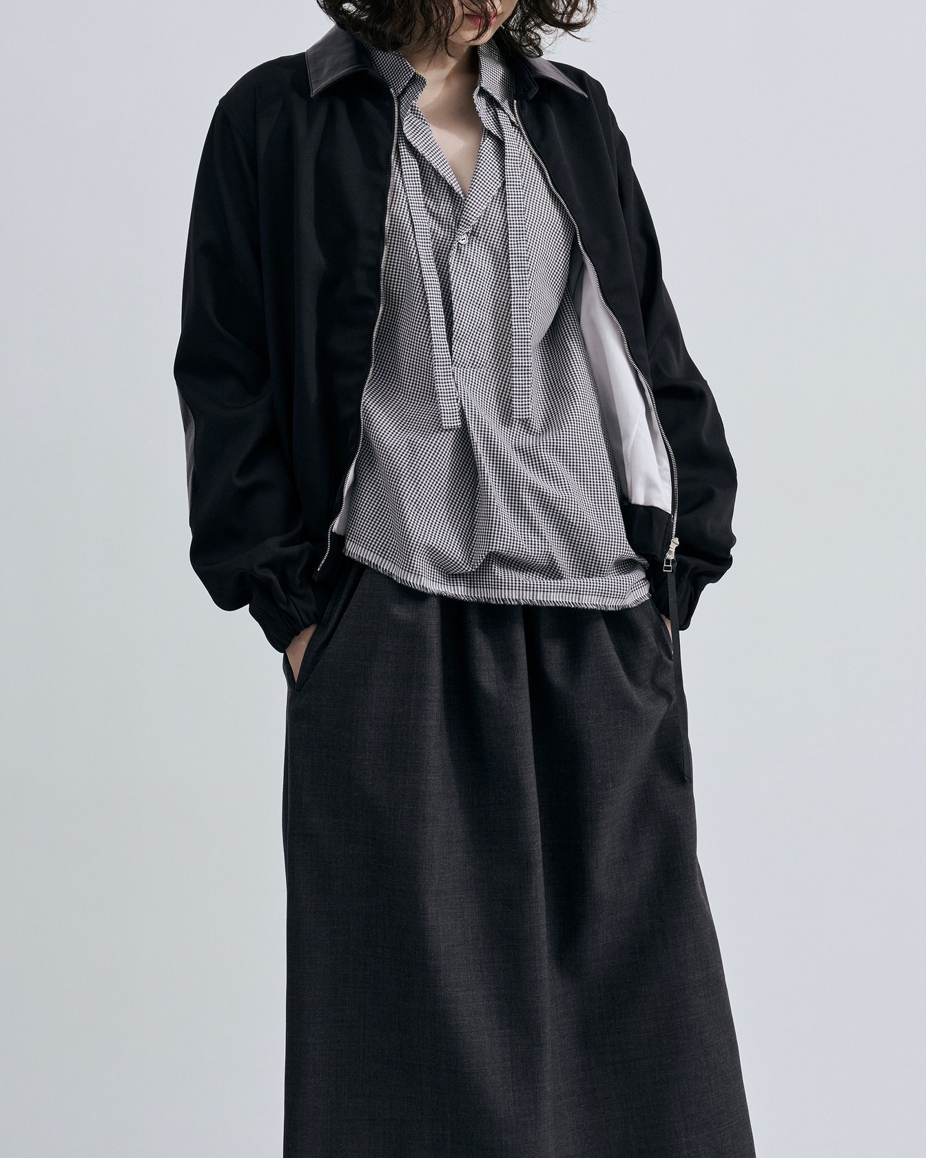 「OUAT」のワークブルゾンを着たモデル