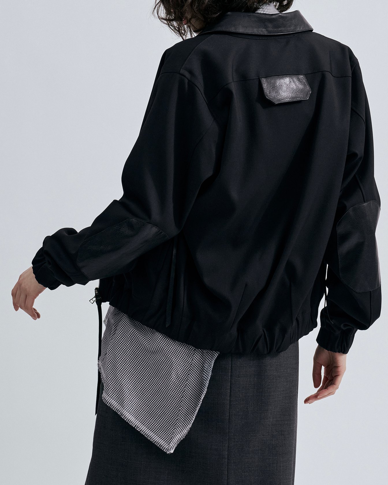 「OUAT」のワークブルゾンを着たモデル