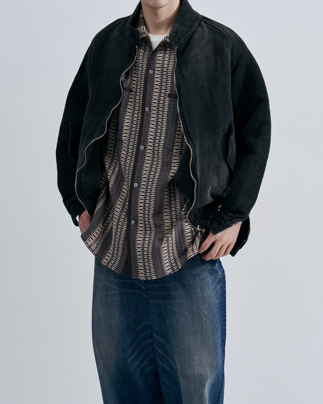 「OUAT」のブルゾンを着たモデル