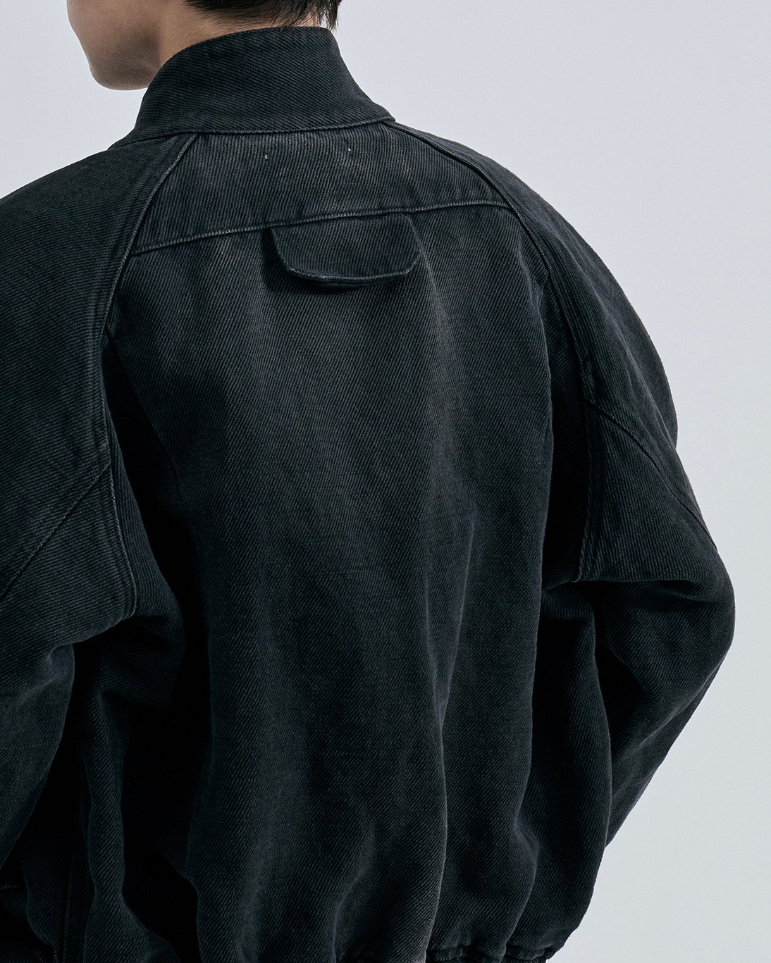 「OUAT」のブルゾンを着たモデル