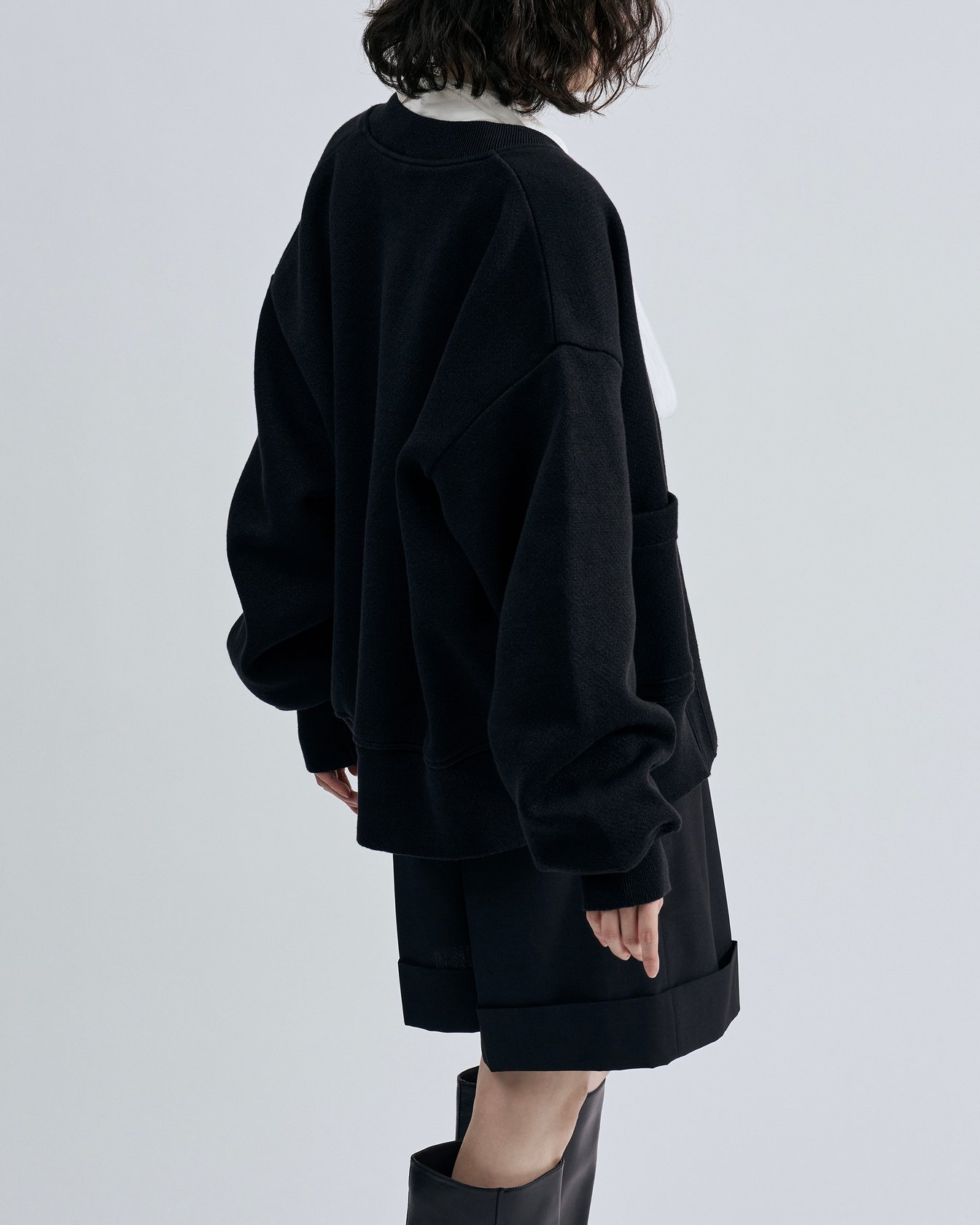 「ポステレガント」のニットブルゾンを着たモデル