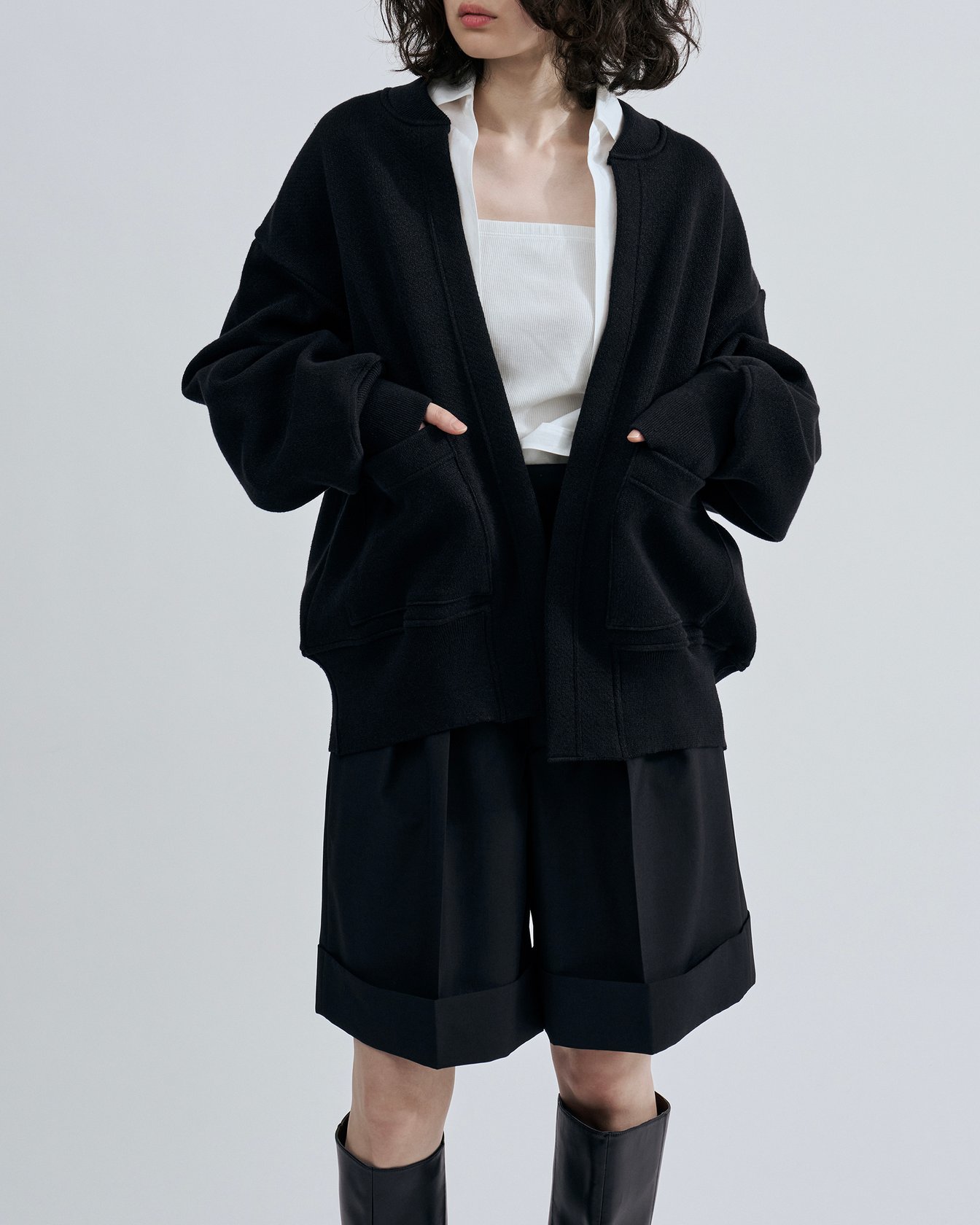 「ポステレガント」のニットブルゾンを着たモデル