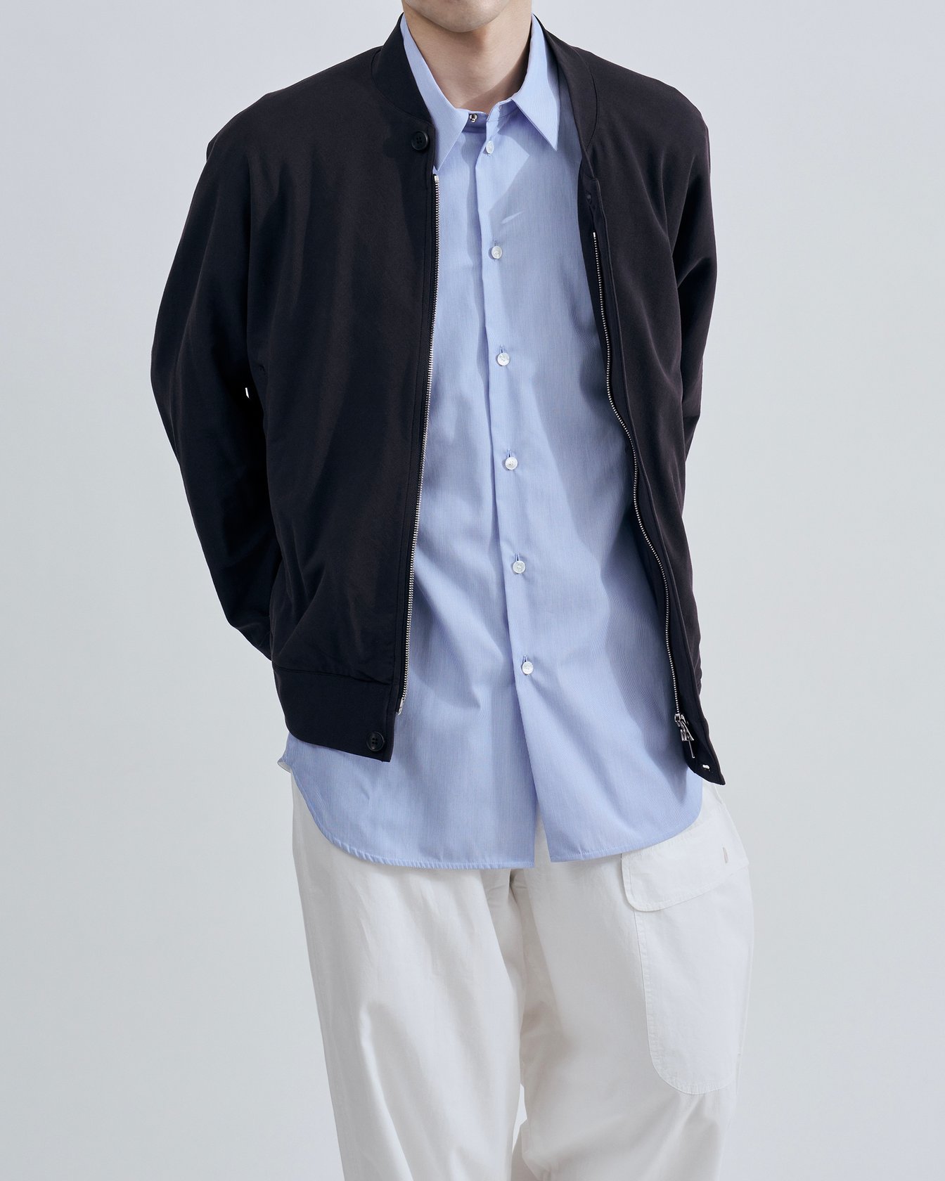 「ノノット」のジップアップブルゾンを着たモデル