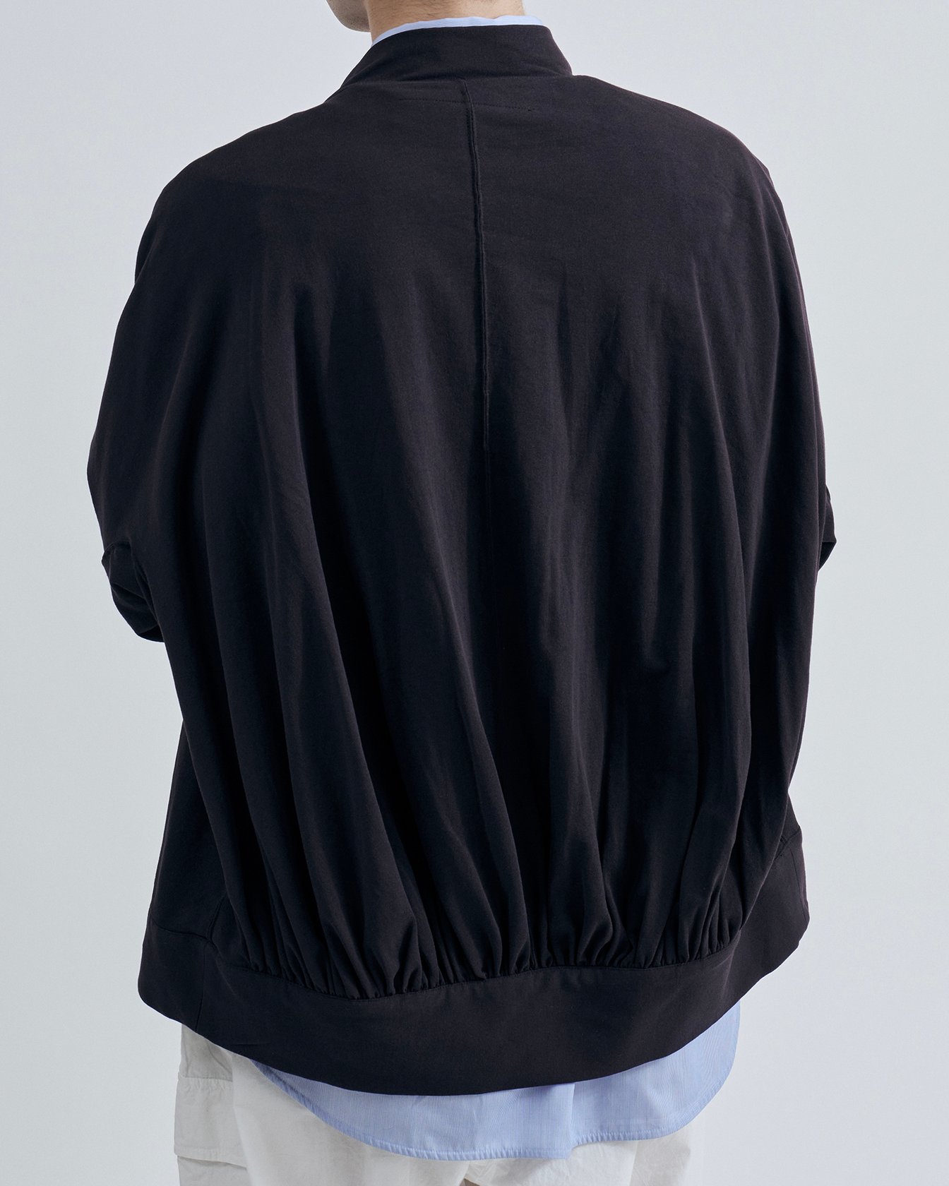 「ノノット」のジップアップブルゾンを着たモデル