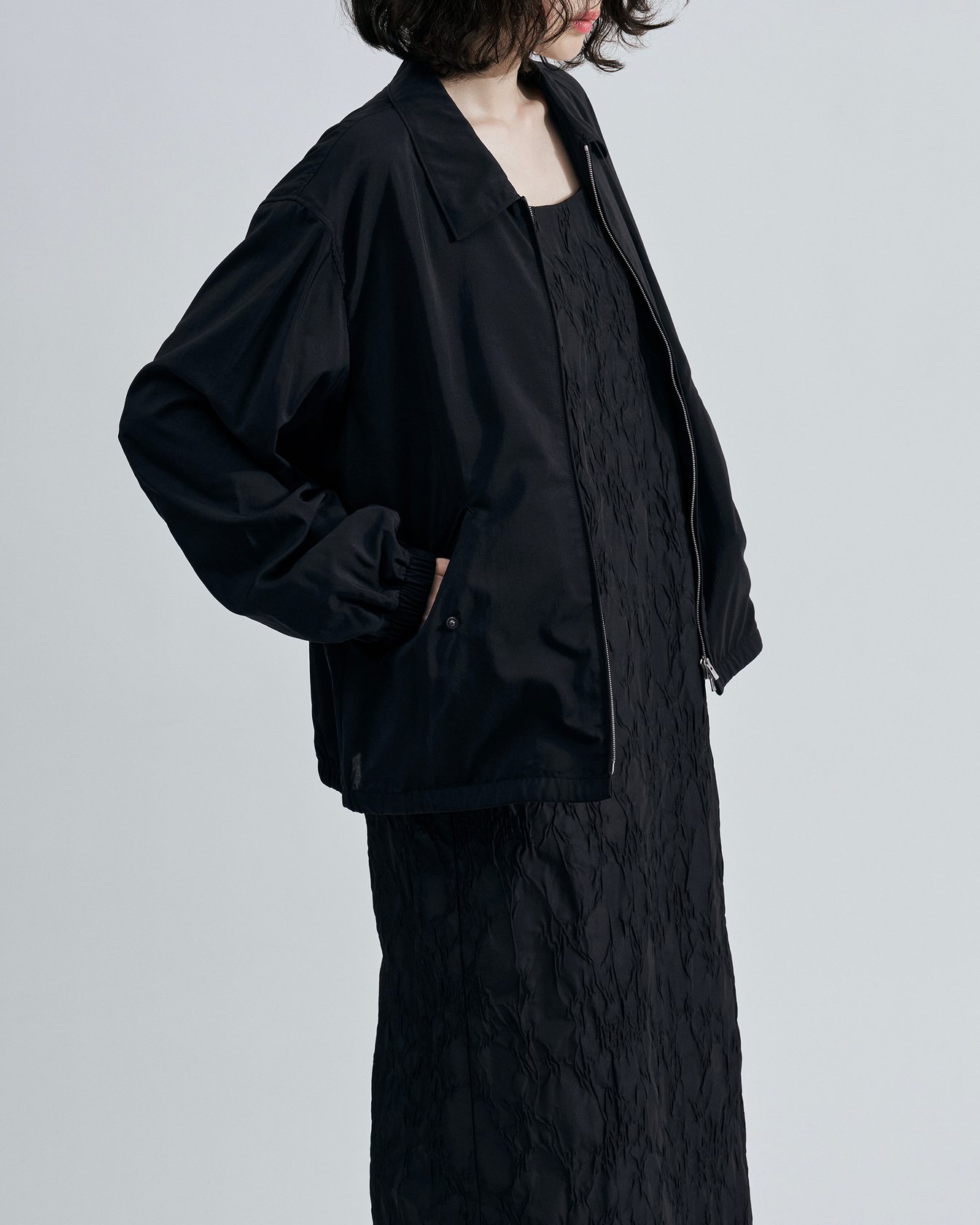 「エイトン」のナイロンジャケットを着たモデル