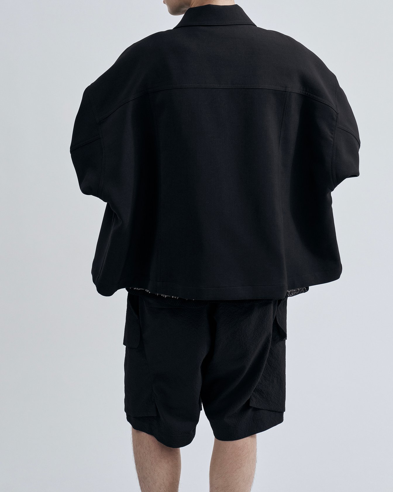 「ウジョー」のボックスブルゾンを着たモデル