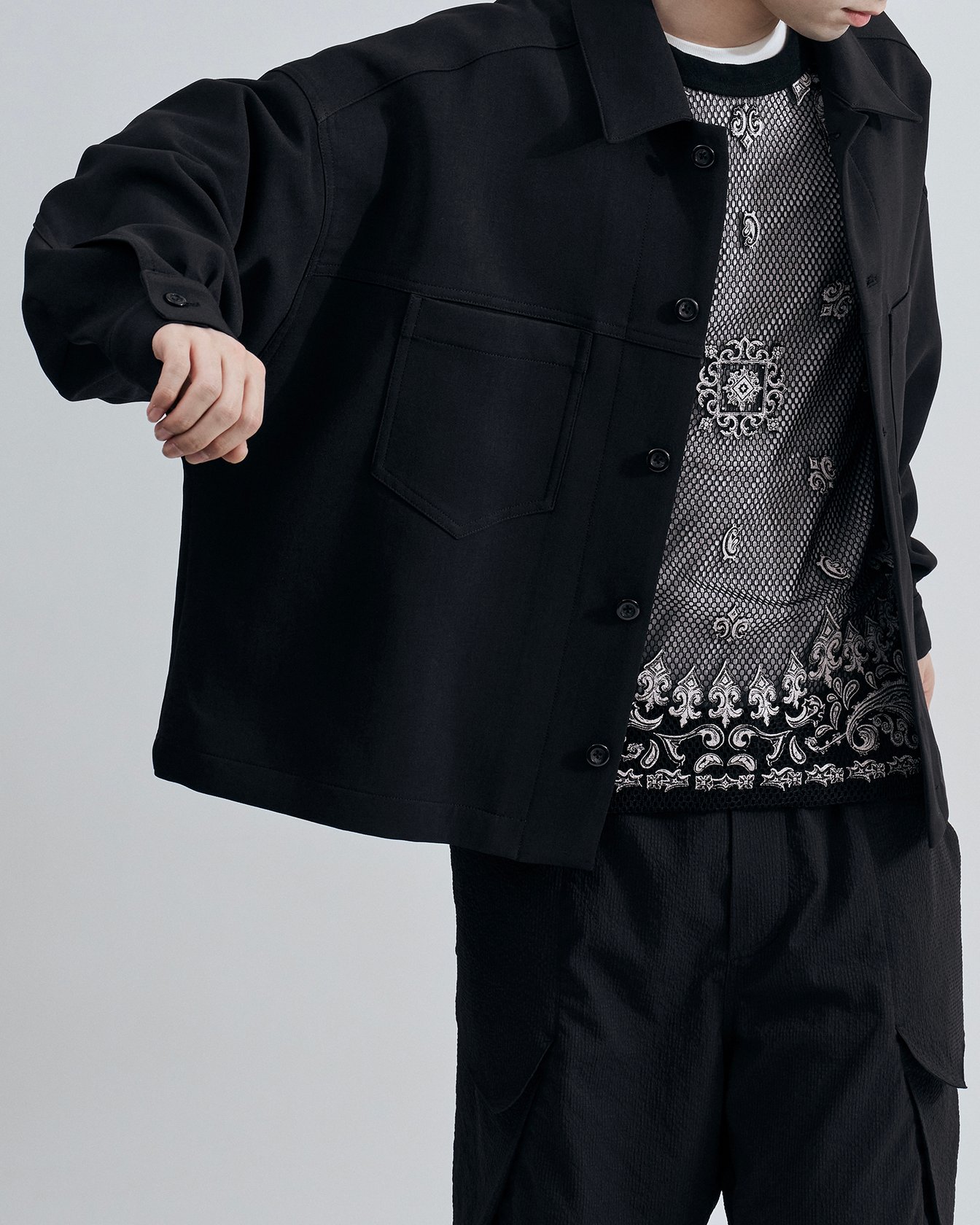 「ウジョー」のボックスブルゾンを着たモデル