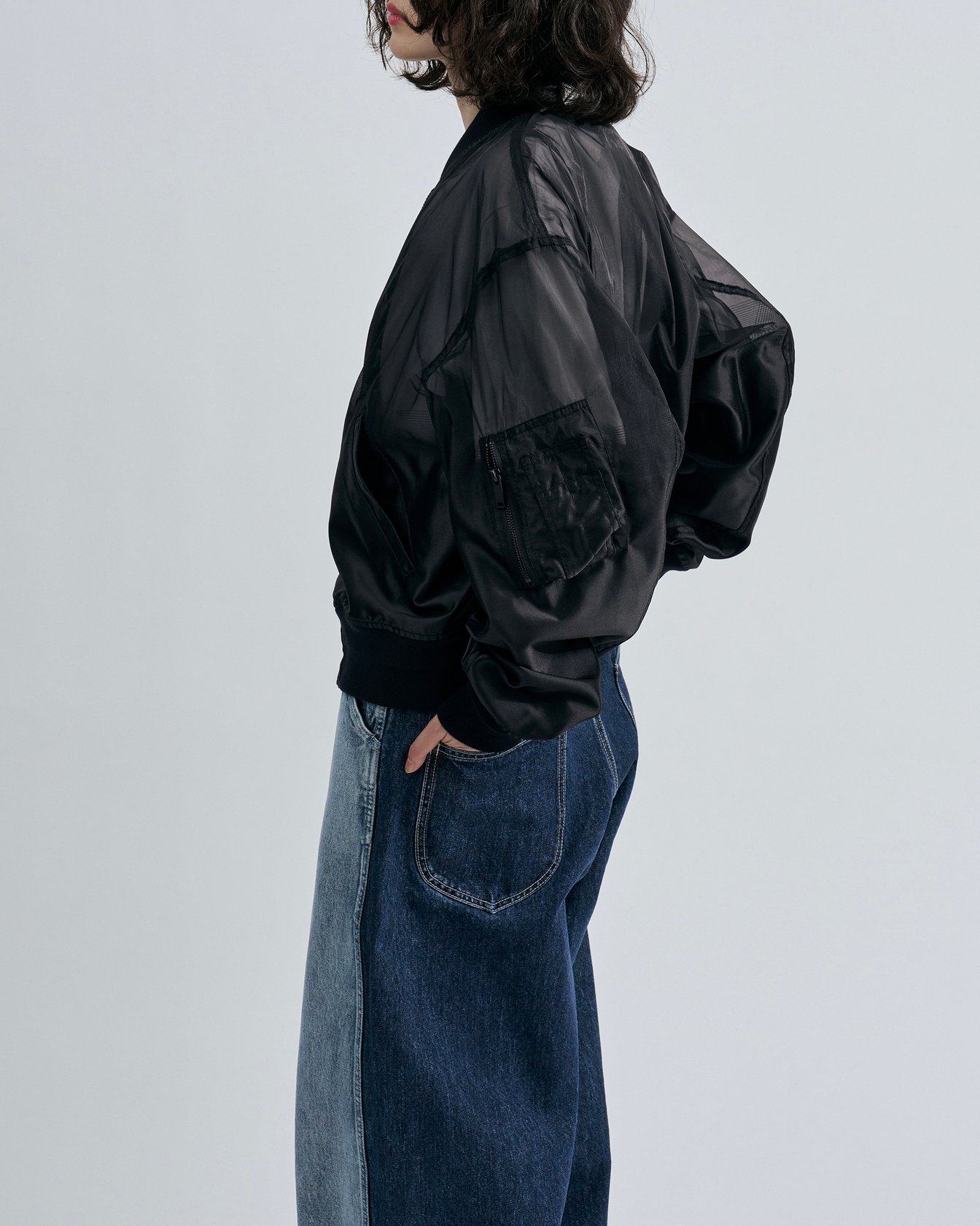 「ターク」のMA-1を着たモデル