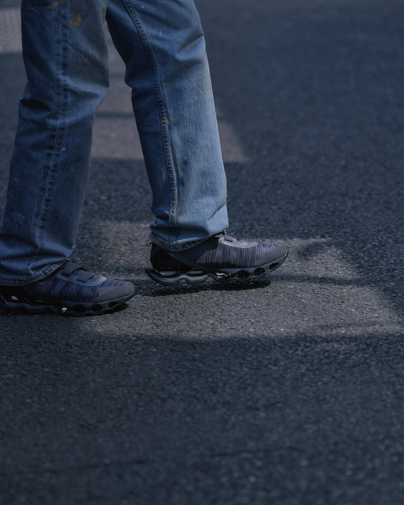 サンダルを履いた足元