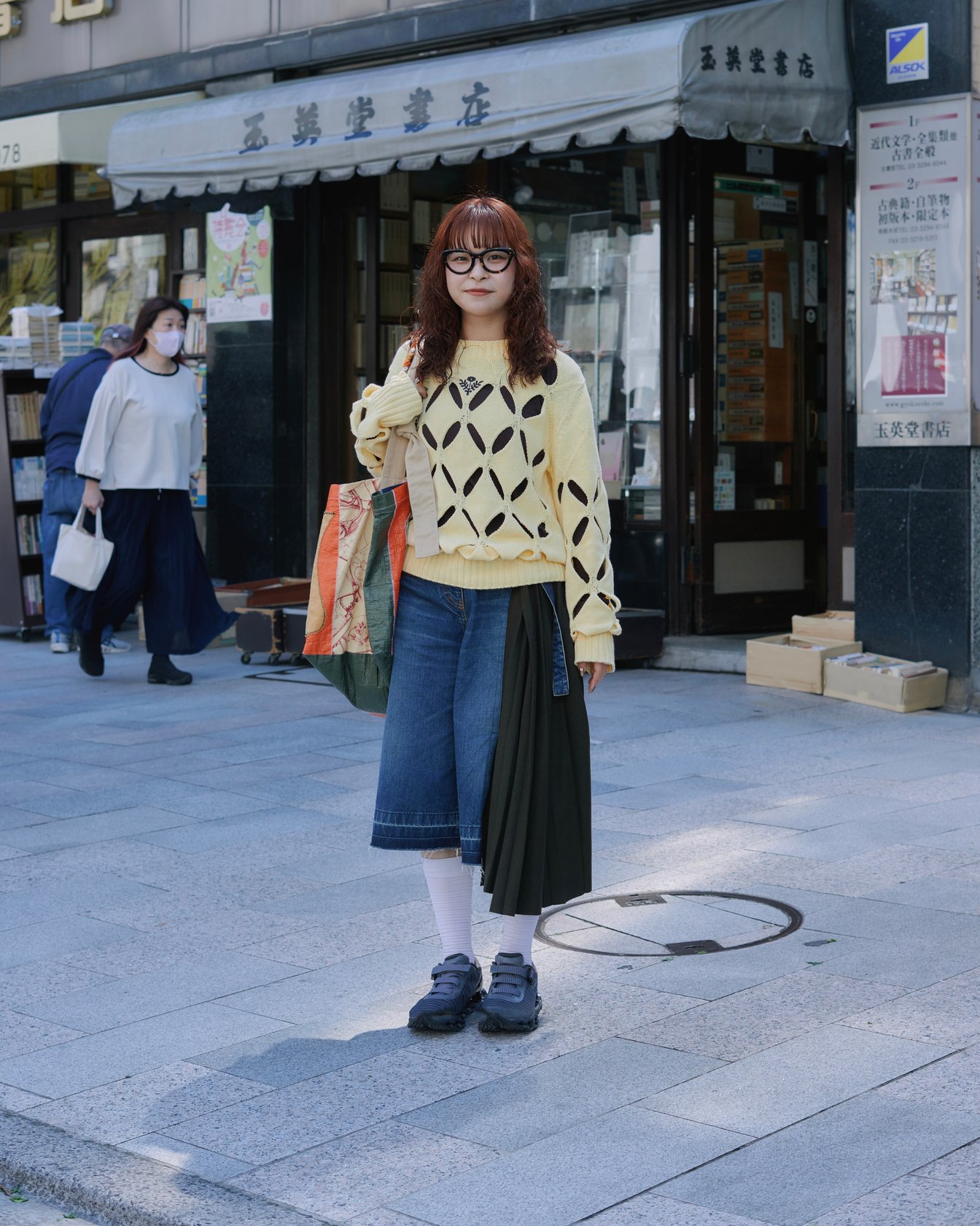 黄色いニットを着た女性のストリートスナップ