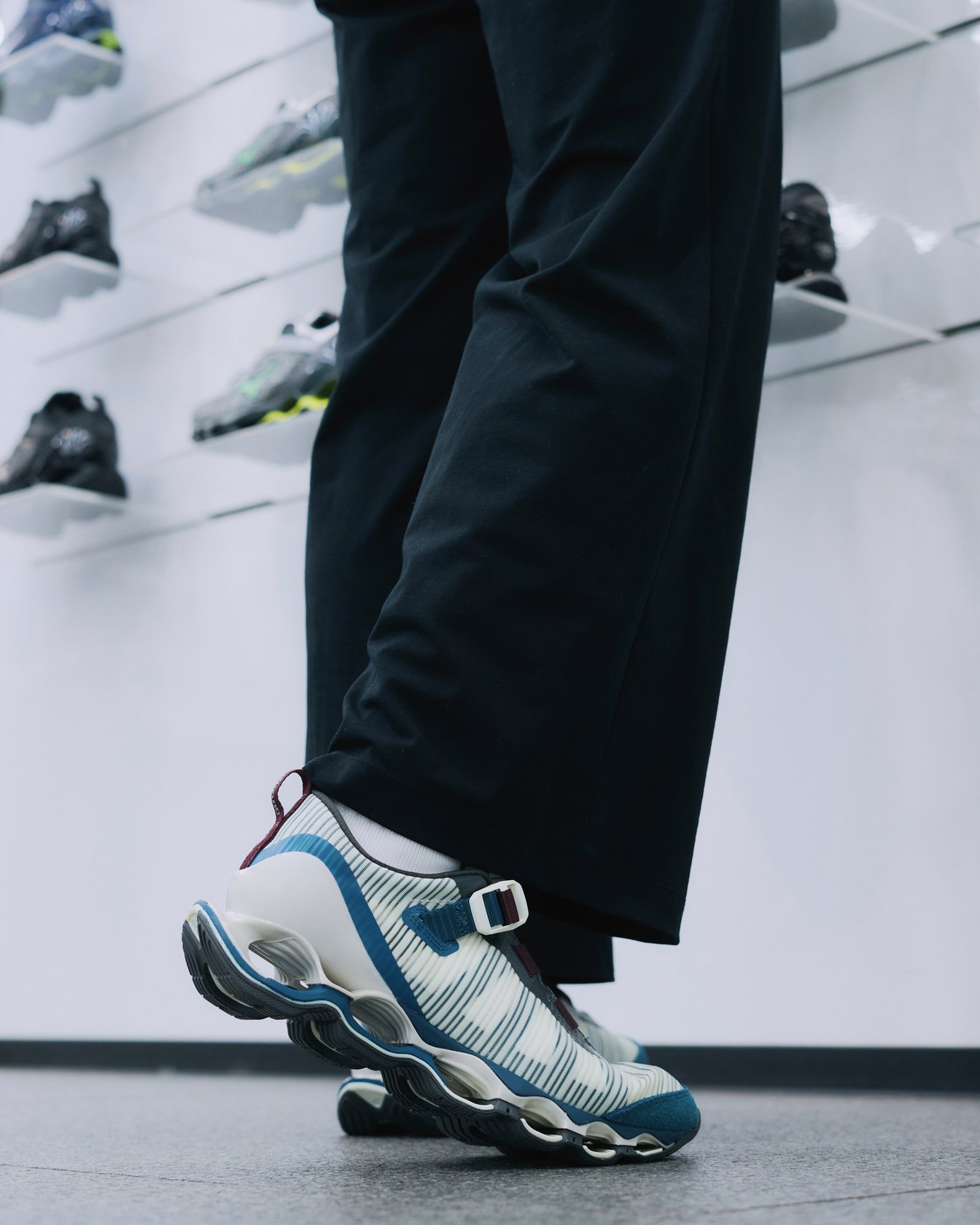 サンダルを履いた足元