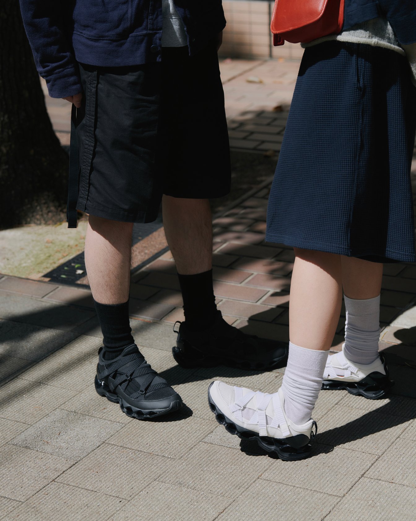 サンダルを履いた男女の足元