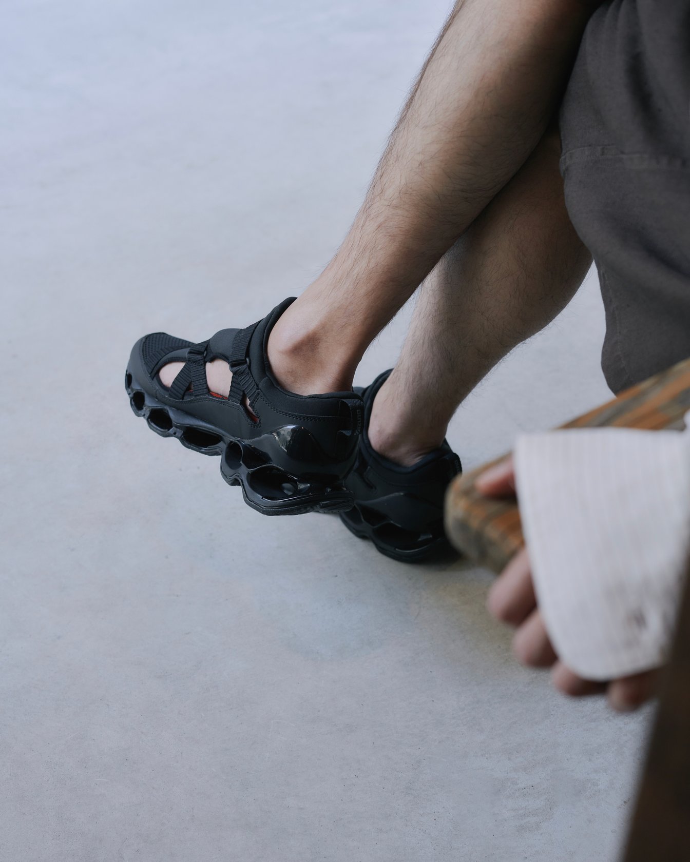 サンダルを履いた足元