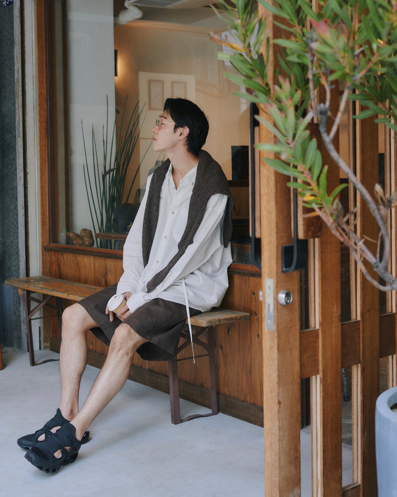 ベンチに座る男性