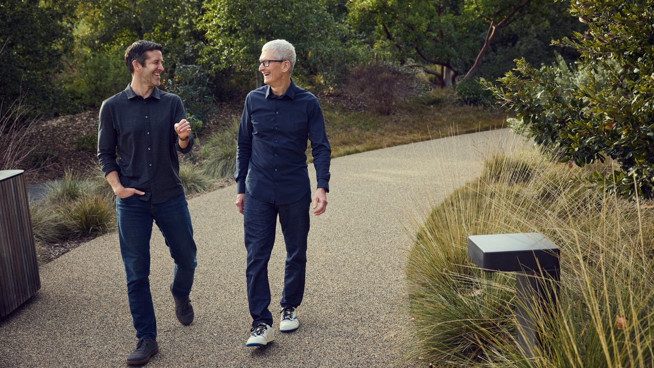 Apple Parkを歩くティム・クック氏（右）とジョン・ターナス氏