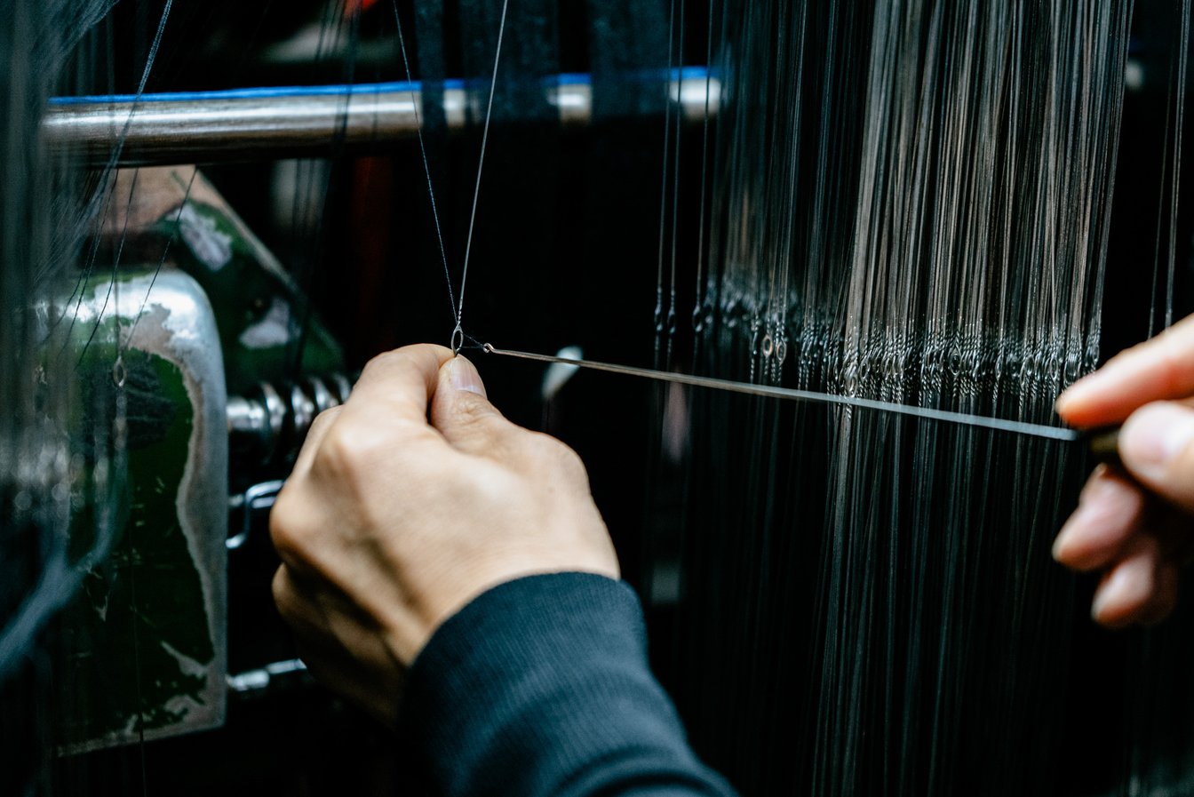 綜絖通し（葛利毛織工業株式会社 社長の手元）