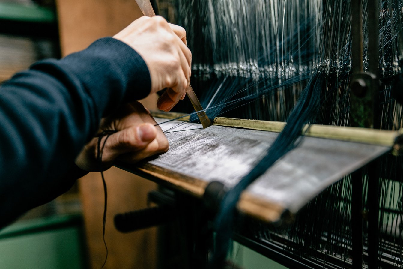 筬通し（葛利毛織工業株式会社 社長の手元）