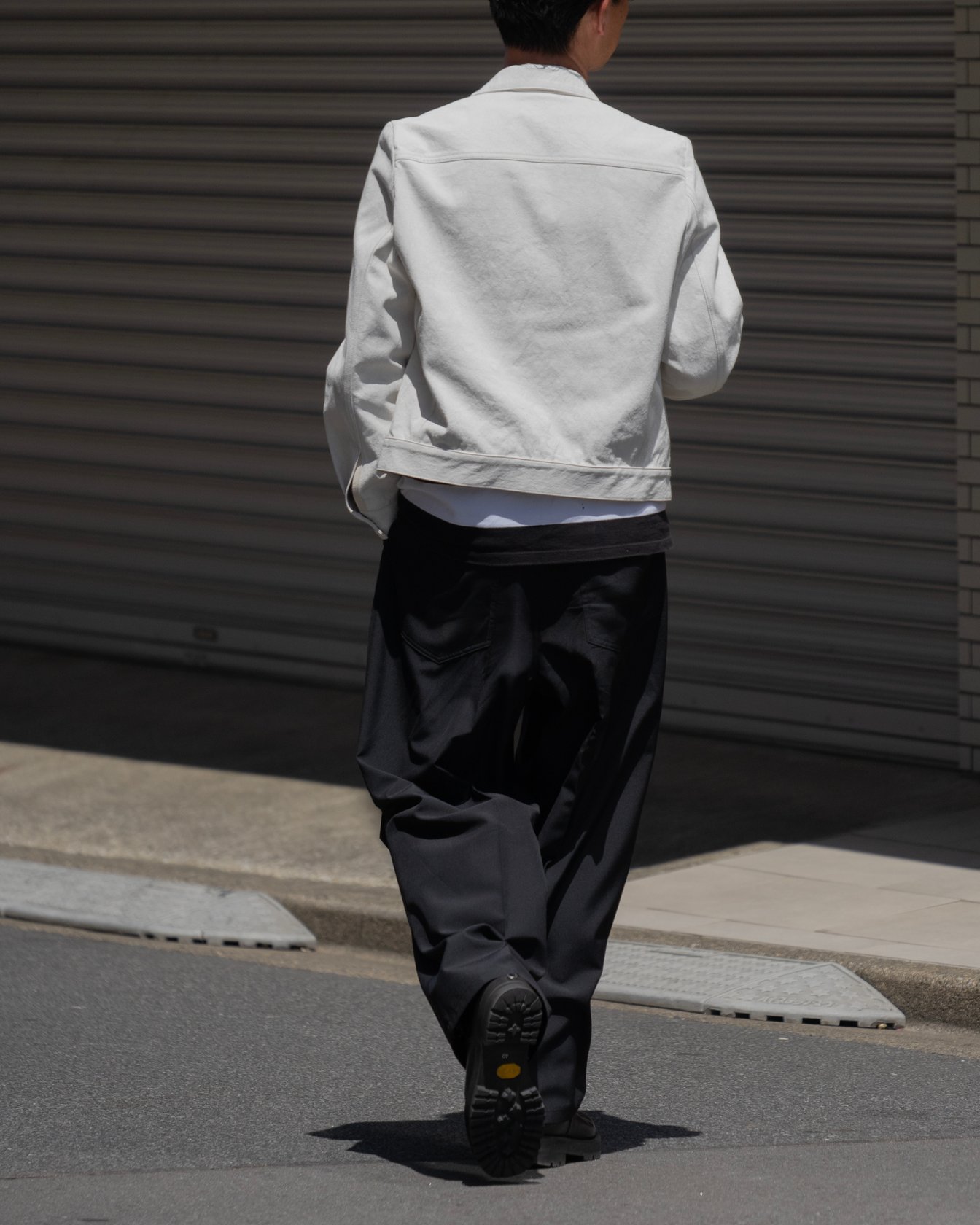 リラクスの洋服を着たモデル