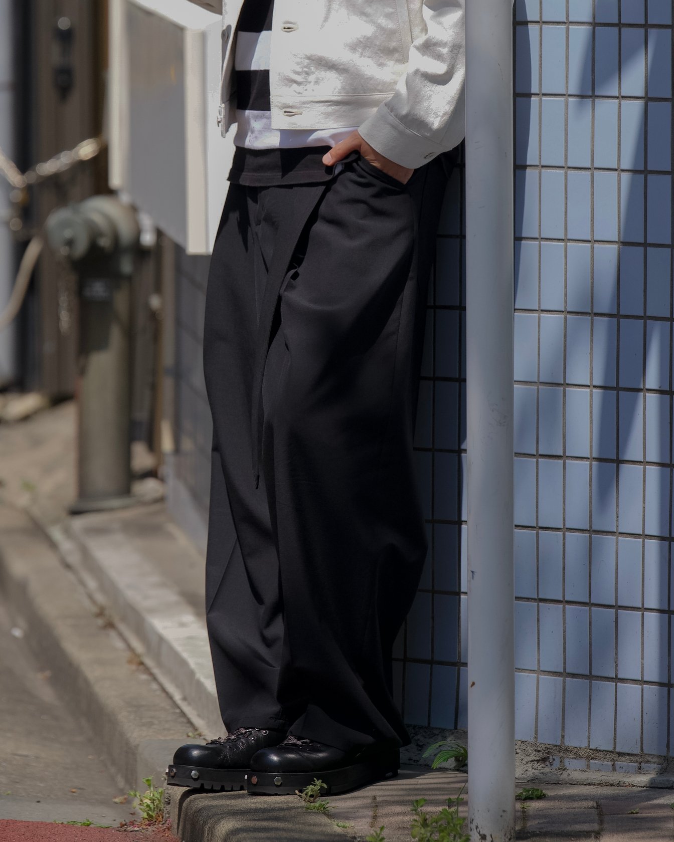 リラクスの洋服を着たモデル